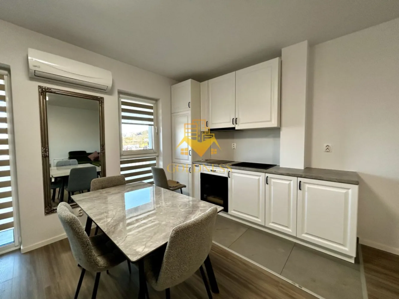 2 camere open space, Modern, Parcare, Vivo, Zona Oncos, Floresti - GOLDNESS Imobiliare vă propune spre închiriere un apartament cu 2 camere complet mobilat și utilat, la etajul 1 într-un imobil de 7 etaje, situat în Floresti.
Dispune de loc de parcare subterana!
Se află în apropierea stațiilor de transport în comun, magazine, restaurante, spații verzi, farmacii, etc. 

Apartamentul este compartimentat astfel:
 - dormitor cu pat matrimonial, dressing, noptiere
 - living cu bucatarie open space complet utilată și mobilată, canapea extensibilă, loc de servit masa 
 - baie cu dus walk-in, calorifer port prosop și dulap pentru depozitare.
 - balcon de 7 mp.

Imobilul este dotat cu toate cele necesare- centrală proprie, frigider, aragaz, hotă, mașină de spălat haine, etc. 

Dacă sunteți interesați de acest apartament și doriți să îl vizionați, dar și pentru alte oferte nu ezitați să ne contactați telefonic sau prin e-mail. Vă stăm la dispoziție!
Pentru intermediere se percepe un comision de 50% din prețul chiriei!