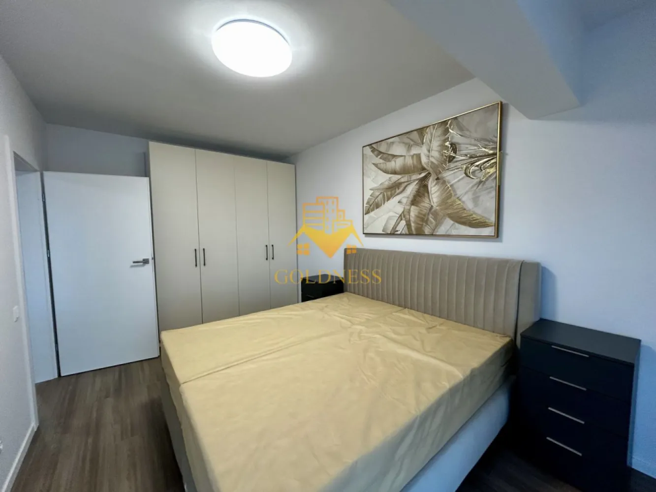 2 camere open space, Modern, Parcare, Vivo, Zona Oncos, Floresti - GOLDNESS Imobiliare vă propune spre închiriere un apartament cu 2 camere complet mobilat și utilat, la etajul 1 într-un imobil de 7 etaje, situat în Floresti.
Dispune de loc de parcare subterana!
Se află în apropierea stațiilor de transport în comun, magazine, restaurante, spații verzi, farmacii, etc. 

Apartamentul este compartimentat astfel:
 - dormitor cu pat matrimonial, dressing, noptiere
 - living cu bucatarie open space complet utilată și mobilată, canapea extensibilă, loc de servit masa 
 - baie cu dus walk-in, calorifer port prosop și dulap pentru depozitare.
 - balcon de 7 mp.

Imobilul este dotat cu toate cele necesare- centrală proprie, frigider, aragaz, hotă, mașină de spălat haine, etc. 

Dacă sunteți interesați de acest apartament și doriți să îl vizionați, dar și pentru alte oferte nu ezitați să ne contactați telefonic sau prin e-mail. Vă stăm la dispoziție!
Pentru intermediere se percepe un comision de 50% din prețul chiriei!