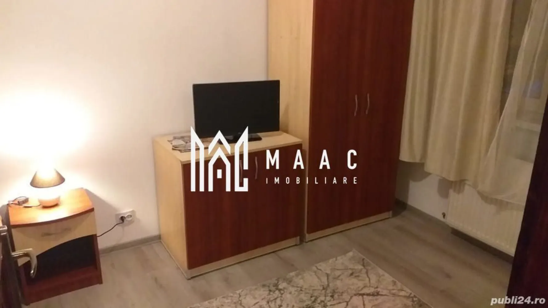 Apartament 3 camere | Etaj 3 | | 52 MPU | Vasile Aaron - MAAC Imobiliare va prezinta un apartament cu 3 camere situat în zona Vasile Aaron, la etajul 3. 

Caracteristici principale:
Locație: Zona Vasile Aaron
Etaj: 3/5 (ultimul etaj fiind mansardă)
Tip: Apartament cu 3 camere semidecomandat
Suprafața utilă: 52 mp.

Compartimentare:
Cameră de zi luminoasă
Bucătărie complet echipată
Hol de intrare
Baie modernă
Living spațios
Dormitor confortabil
Incalzire: Centrală termică proprie cu calorifere
Geamuri: Termopan, asigurând o izolație termică și fonică
Orientare: Sudică, ceea ce înseamnă lumină pe tot parcursul zilei
Izolație: Blocul este izolat termic, ceea ce contribuie la eficiența energetică și confortul termic al apartamentului.

Facilități suplimentare:
Mobilare și utilare: Apartamentul se vinde complet mobilat și utilat.

Localizare: Amplasat strategic, aproape de:
Piața din Vasile Aaron, pentru cumpărături zilnice
Stații de autobuz, asigurând acces rapid la transportul public
Magazine diverse
Școli și grădinițe, ideale pentru familii cu copii.

Pentru mai multe informații sau pentru a programa o vizionare, nu ezitați să ne contactați, specificand ID: CP2073725