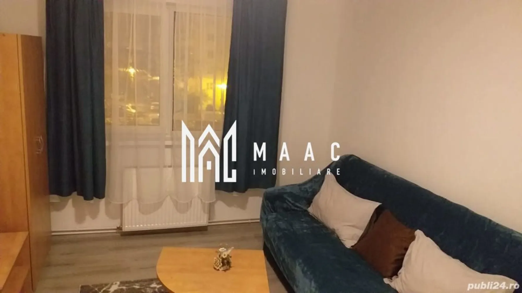Apartament 3 camere | Etaj 3 | | 52 MPU | Vasile Aaron - MAAC Imobiliare va prezinta un apartament cu 3 camere situat în zona Vasile Aaron, la etajul 3. 

Caracteristici principale:
Locație: Zona Vasile Aaron
Etaj: 3/5 (ultimul etaj fiind mansardă)
Tip: Apartament cu 3 camere semidecomandat
Suprafața utilă: 52 mp.

Compartimentare:
Cameră de zi luminoasă
Bucătărie complet echipată
Hol de intrare
Baie modernă
Living spațios
Dormitor confortabil
Incalzire: Centrală termică proprie cu calorifere
Geamuri: Termopan, asigurând o izolație termică și fonică
Orientare: Sudică, ceea ce înseamnă lumină pe tot parcursul zilei
Izolație: Blocul este izolat termic, ceea ce contribuie la eficiența energetică și confortul termic al apartamentului.

Facilități suplimentare:
Mobilare și utilare: Apartamentul se vinde complet mobilat și utilat.

Localizare: Amplasat strategic, aproape de:
Piața din Vasile Aaron, pentru cumpărături zilnice
Stații de autobuz, asigurând acces rapid la transportul public
Magazine diverse
Școli și grădinițe, ideale pentru familii cu copii.

Pentru mai multe informații sau pentru a programa o vizionare, nu ezitați să ne contactați, specificand ID: CP2073725