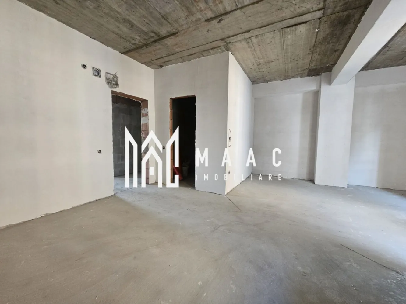 Garsoniera | Predare la cheie | 30.4 MPU | D. Stanca - Descoperă confortul urban într-o garsonieră spațioasă și luminoasă, situată într-un imobil nou din zona Doamna Stanca, una dintre cele mai dinamice și căutate zone rezidențiale ale orașului.

Detalii proprietate:

Suprafață utilă: 30.4 mp

Balcon: 2.4 mp

Etaj: 4 / 10

Loc de parcare inclus în preț

Garsoniera se livrează la cheie, oferind posibilitatea personalizării pardoselii după preferințele viitorului proprietar. Finisajele sunt moderne și de calitate superioară, iar dotările includ:

Încălzire în pardoseală pentru un confort termic sporit

Uși interioare și obiecte sanitare incluse

Pardoseală la alegere, în funcție de stilul dorit

Proprietatea se află în prezent la stadiul de gri, urmând ca predarea să se realizeze în ultima parte a acestui an sau la începutul anului viitor, în funcție de ritmul de execuție al dezvoltatorului.

Avantaje zonă:
Zona Doamna Stanca este apreciată pentru proximitatea față de centre comerciale, mijloace de transport și zone verzi — un loc ideal atât pentru locuit, cât și pentru investiție.

Preț avantajos pentru o garsonieră nouă, complet finisată și cu loc de parcare inclus.

Pentru mai multe detalii și programarea unei vizionări, contactează MAAC Imobiliare – partenerul tău de încredere în găsirea locuinței potrivite.
ID: CP2758246