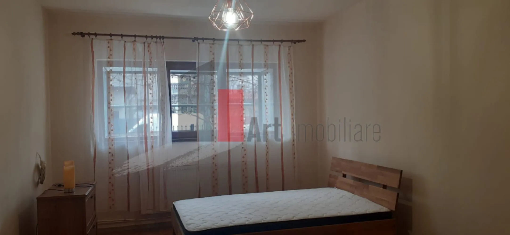 Casa individuala 1 mai - Va propunem spre inchiriere o casa cu 3 camere, 2 grupuri sanitare, mobilata si utilata aflata in zona 1 Mai la 5 minute de metrou, 

Casa are o curte proprie de 100mp, 2 locuri de parcare, unul in curte si unul in fata portii.

Se accepta de companie (pisicute), 

Pentru detalii sau vizionare va stam la dispozitie