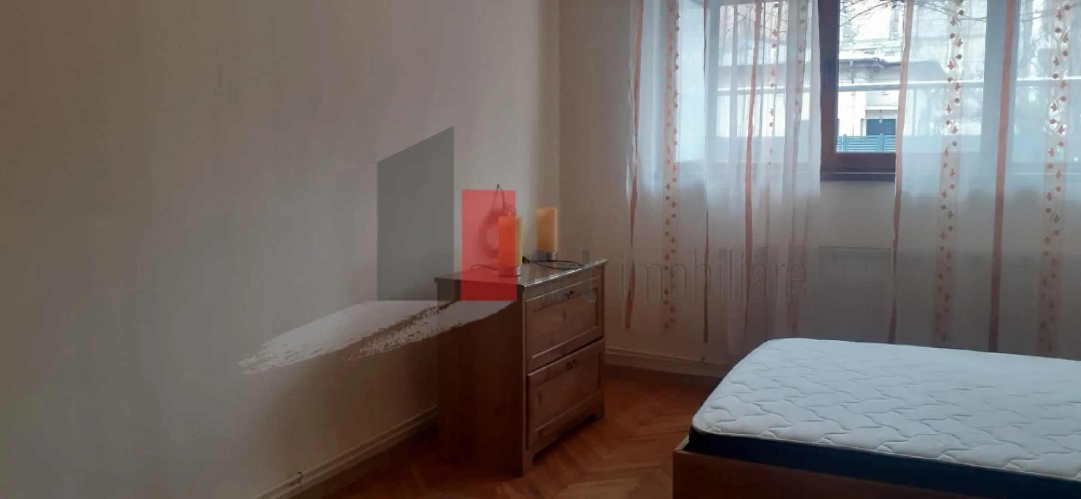 Casa individuala 1 mai - Va propunem spre inchiriere o casa cu 3 camere, 2 grupuri sanitare, mobilata si utilata aflata in zona 1 Mai la 5 minute de metrou, 

Casa are o curte proprie de 100mp, 2 locuri de parcare, unul in curte si unul in fata portii.

Se accepta de companie (pisicute), 

Pentru detalii sau vizionare va stam la dispozitie