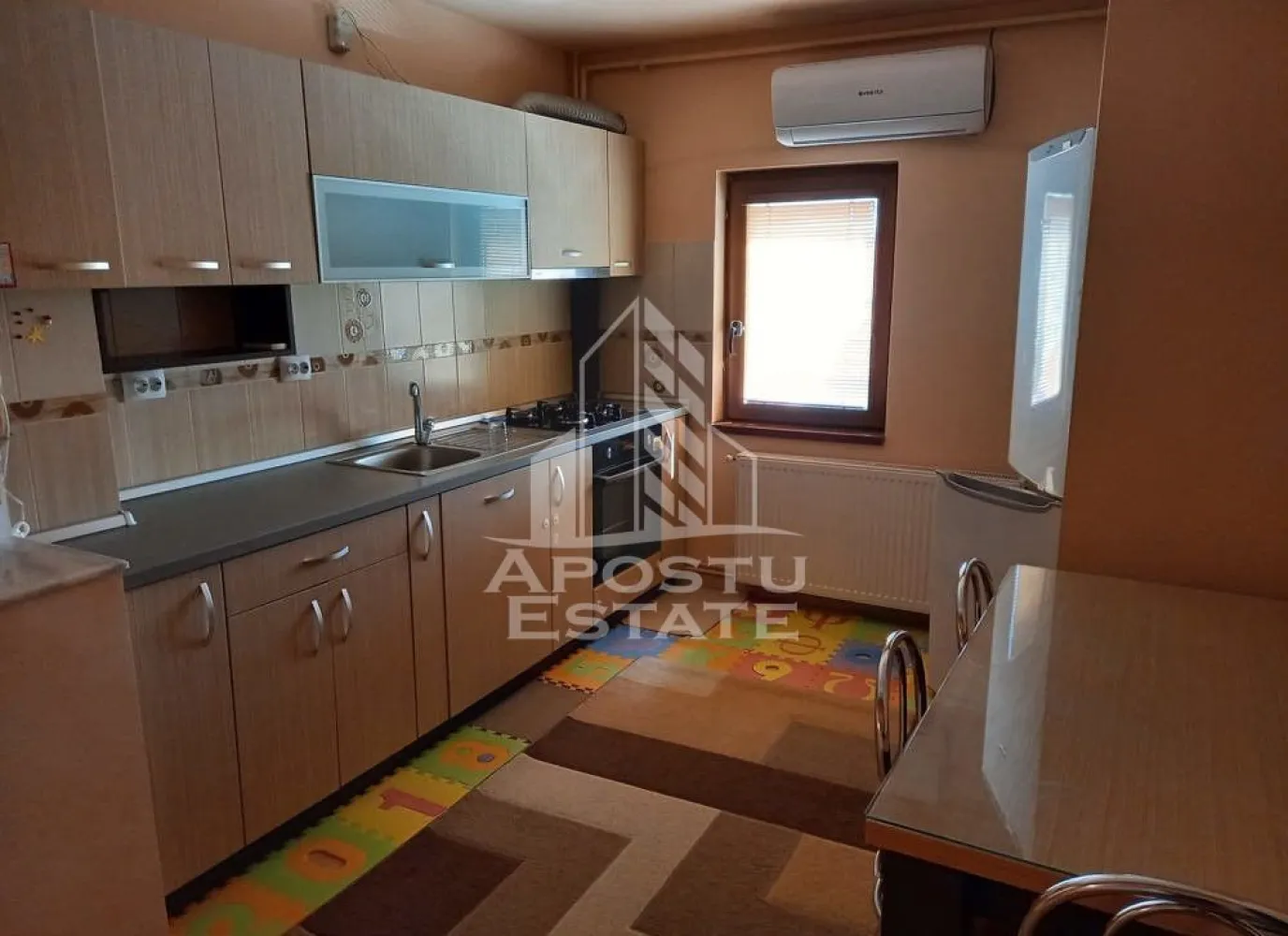 Apartament cu 3 camere, Complex Studentesc, Centrala Proprie, 2 bai - APOSTU ESTATE va propune spre inchiriere un apartament cu 3 camere situat la etajul 2, intr-un bloc cu regim de inaltime P+4, localizat in zona Complexul Studentesc.
Imobilul are o suprafata de 70 de mp compartimentarea fiind realizata astfel : 
- Hol de acces
- Bucatarie inchisa, mobilata si utilata.
- Living room luminos cu acces spre balcon.
- Dormitor matrimonial.
- Dormitor secundar.
- Baie principala cu cada.
- Baie secundara.
Vecinatati:
- Facultatea de Drept.
- Colegiul national de arta.
- Universitatea de Vest.
- Transport in comun.

Confortul termic este asigurat prin intermediul centralei proprii, incalzirea fiind realizata prin calorifere.
Apartamentul dispune si de o unitate de aer conditionat.

Va asteptam cu drag la o vizionare!
ID: CP1902747