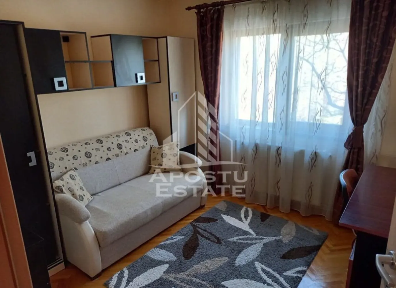 Apartament cu 3 camere, Complex Studentesc, Centrala Proprie, 2 bai - APOSTU ESTATE va propune spre inchiriere un apartament cu 3 camere situat la etajul 2, intr-un bloc cu regim de inaltime P+4, localizat in zona Complexul Studentesc.
Imobilul are o suprafata de 70 de mp compartimentarea fiind realizata astfel : 
- Hol de acces
- Bucatarie inchisa, mobilata si utilata.
- Living room luminos cu acces spre balcon.
- Dormitor matrimonial.
- Dormitor secundar.
- Baie principala cu cada.
- Baie secundara.
Vecinatati:
- Facultatea de Drept.
- Colegiul national de arta.
- Universitatea de Vest.
- Transport in comun.

Confortul termic este asigurat prin intermediul centralei proprii, incalzirea fiind realizata prin calorifere.
Apartamentul dispune si de o unitate de aer conditionat.

Va asteptam cu drag la o vizionare!
ID: CP1902747