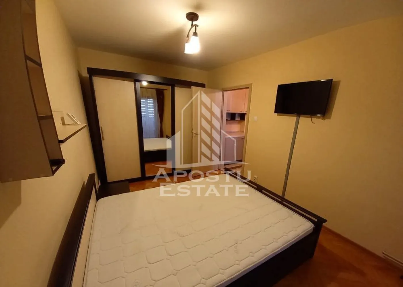 Apartament cu 3 camere, Complex Studentesc, Centrala Proprie, 2 bai - APOSTU ESTATE va propune spre inchiriere un apartament cu 3 camere situat la etajul 2, intr-un bloc cu regim de inaltime P+4, localizat in zona Complexul Studentesc.
Imobilul are o suprafata de 70 de mp compartimentarea fiind realizata astfel : 
- Hol de acces
- Bucatarie inchisa, mobilata si utilata.
- Living room luminos cu acces spre balcon.
- Dormitor matrimonial.
- Dormitor secundar.
- Baie principala cu cada.
- Baie secundara.
Vecinatati:
- Facultatea de Drept.
- Colegiul national de arta.
- Universitatea de Vest.
- Transport in comun.

Confortul termic este asigurat prin intermediul centralei proprii, incalzirea fiind realizata prin calorifere.
Apartamentul dispune si de o unitate de aer conditionat.

Va asteptam cu drag la o vizionare!
ID: CP1902747