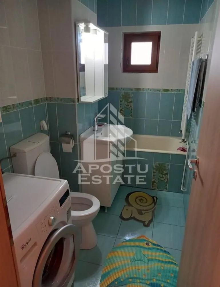 Apartament cu 3 camere, Complex Studentesc, Centrala Proprie, 2 bai - APOSTU ESTATE va propune spre inchiriere un apartament cu 3 camere situat la etajul 2, intr-un bloc cu regim de inaltime P+4, localizat in zona Complexul Studentesc.
Imobilul are o suprafata de 70 de mp compartimentarea fiind realizata astfel : 
- Hol de acces
- Bucatarie inchisa, mobilata si utilata.
- Living room luminos cu acces spre balcon.
- Dormitor matrimonial.
- Dormitor secundar.
- Baie principala cu cada.
- Baie secundara.
Vecinatati:
- Facultatea de Drept.
- Colegiul national de arta.
- Universitatea de Vest.
- Transport in comun.

Confortul termic este asigurat prin intermediul centralei proprii, incalzirea fiind realizata prin calorifere.
Apartamentul dispune si de o unitate de aer conditionat.

Va asteptam cu drag la o vizionare!
ID: CP1902747