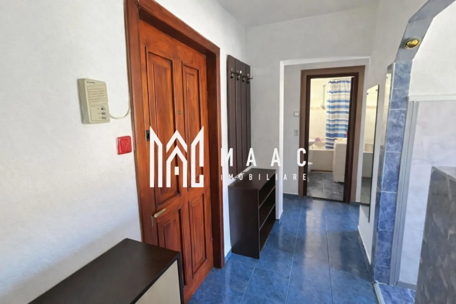 Apartament 2 camere | Decomandat | Lift | Intermediar | Mihai Viteazul - MAAC Imobiliare vă propune spre vânzare un apartament decomandat cu 2 camere, situat pe Bulevardul Mihai Viteazul, într-una dintre cele mai bune zone din Sibiu, aproape de Biserica Înălțarea Domnului și Sfântul Ierarh Nicolae, universități, centre comerciale, magazine, cafenele, terase, farmacii și stații de autobuz, toate accesibile fără a depinde de mașină.

Apartamentul are o suprafață utilă de 48 mp și beneficiază de un balcon închis cu termopan de aproximativ 4 mp, cu acces din living. Este amplasat la etajul 4 din 8, într-un bloc cu lift modernizat, izolat termic și foarte bine întreținut.

Locuința dispune de centrală termică nouă și geamuri termopan. A fost renovată ultima dată acum 10 ani și necesită modernizare în funcție de preferințe, oferind posibilitatea de amenajare personalizată. Pe hol există o debara practică pentru depozitare suplimentară.

Avantajele proprietății:
-etaj intermediar într-un bloc cu 8 niveluri
-balcon închis
-bloc izolat termic
-centrală termică nouă
-vedere pe partea din spate a blocului, ferit de trafic și agitație
-acces rapid la toate facilitățile orașului
-posibilitate de amenajare modernă după bunul plac

Zona Bulevardul Mihai Viteazul este recunoscută pentru accesibilitate și infrastructură completă, fiind potrivită atât pentru locuință proprie, cât și pentru investiție imobiliară în Sibiu.

Pentru mai multe detalii vă rugăm să menționați la telefon numărul CP2850886.