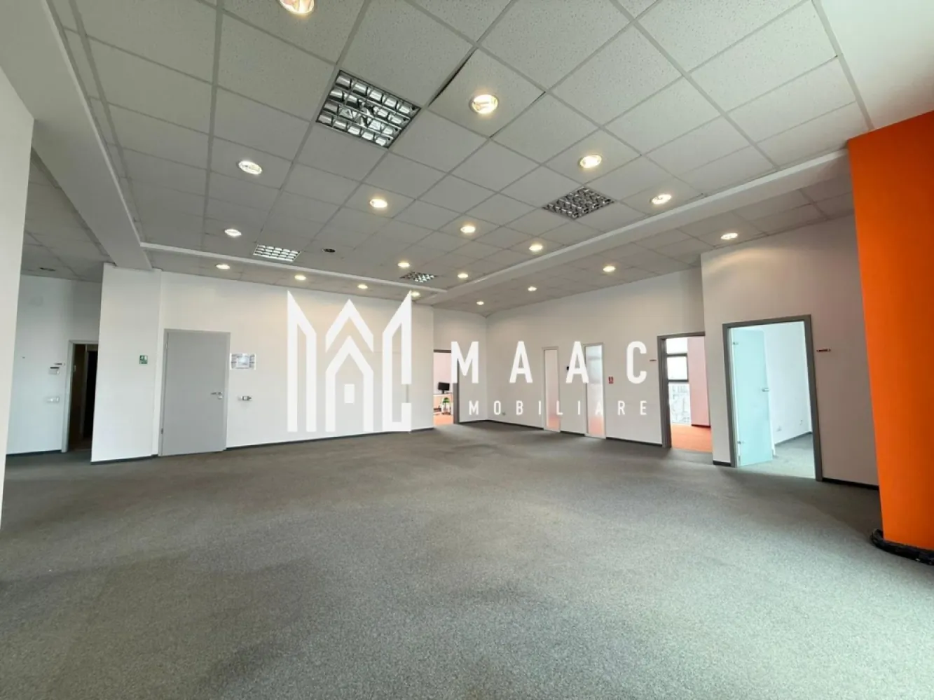 Spatiu comercial I 359 mp I 2 etaje I zona Shopping City - MAAC Imobiliare vă propune spre închiriere două etaje ale unui imobil situat la intrarea în oraș, în apropierea Shopping City, o proprietate concepută pentru desfășurarea activităților comerciale și de servicii la standarde profesionale ridicate. Spațiul se adresează companiilor care caută vizibilitate, flexibilitate și eficiență operațională într-o zonă cu potențial comercial.

Clădirea are o configurație funcțională și adaptabilă, permițând organizarea spațiilor în funcție de specificul activității, fie că este vorba despre retail, servicii, birouri sau alte activități conexe.

Se oferă spre închiriere o suprafață totală de 359 mp sau posibilitatea închirierii separate pe niveluri:
-etaj 1 – 226 mp
-etaj 2 – aproximativ 133 mp

Ambele etaje sunt dotate cu:
-toalete complet funcționale
-bucătărie mobilată și utilată

Dotări și facilități ale imobilului:
-acces cu cartelă
-interfon
-aviz ISU (Pompieri)
-încălzire prin ventiloconvectoare pe curent și centrală pe gaz
-aer condiționat
-curent trifazic

Spațiul este ideal pentru:
-retail premium sau showroom
-servicii (financiare, consultanță, beauty, wellness, educație)
-birouri sau sedii de firmă
-centre de training, prezentare sau relații cu publicul

Configurația permite atât activități cu acces direct al clienților, cât și organizare corporate, cu delimitarea eficientă a zonelor publice și private.

Alte avantaje:
-disponibilitate imediată
-contracte flexibile pe termen mediu și lung (3-5 ani)
-închiriere pe persoană juridică
-garanție în cuantumul a 3 chirii lunare
-fațadă potrivită pentru amplasare reclamă
-locuri de parcare în curtea clădirii și în imediata apropiere

Proprietatea reprezintă o soluție practică pentru companii și antreprenori care își doresc un spațiu adaptabil, într-o locație cu vizibilitate și acces facil.

Pentru mai multe detalii, vă rugăm să menționați telefonic că ați văzut anunțul cu CP2888768
