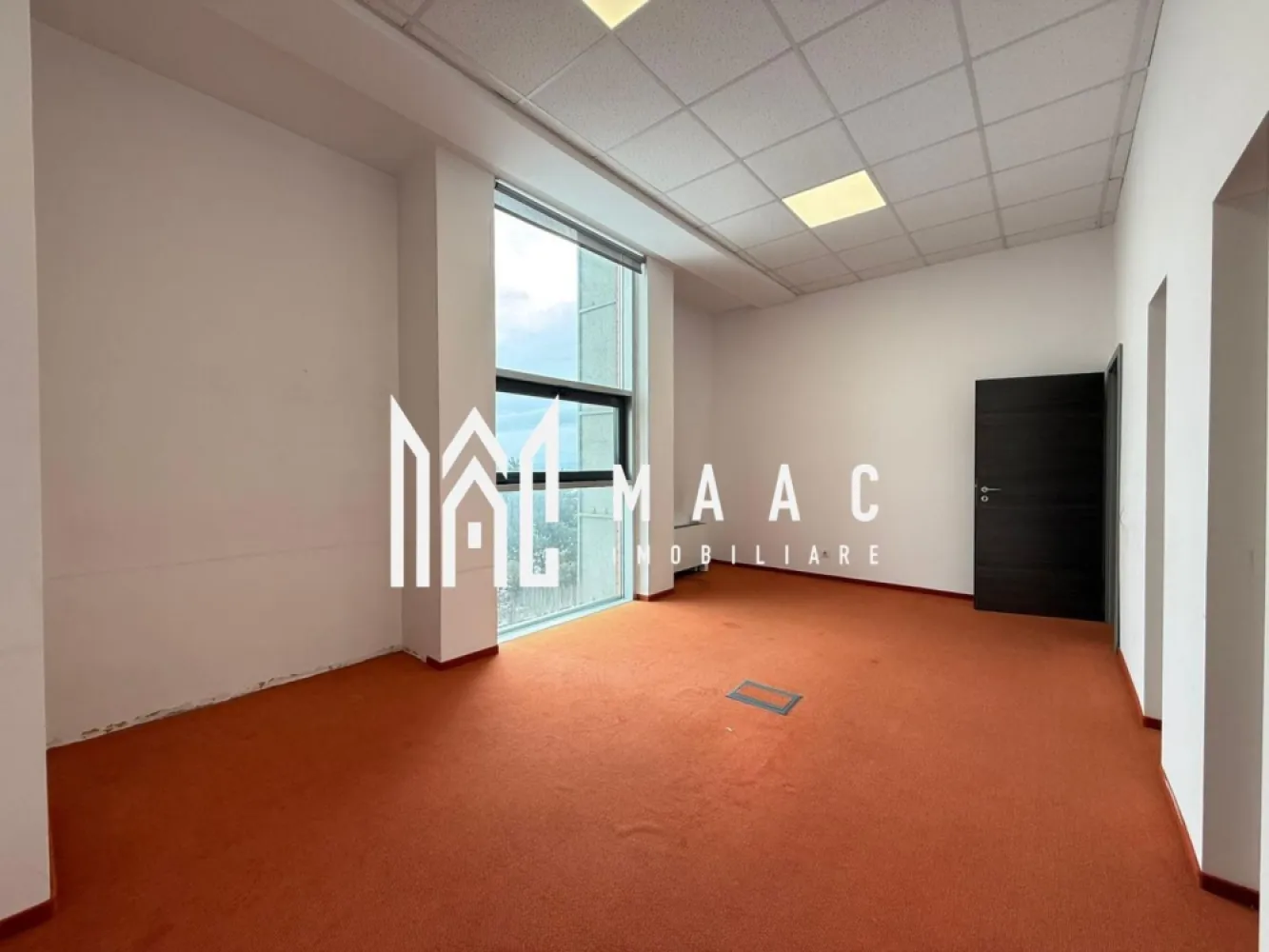 Spatiu comercial I 359 mp I 2 etaje I zona Shopping City - MAAC Imobiliare vă propune spre închiriere două etaje ale unui imobil situat la intrarea în oraș, în apropierea Shopping City, o proprietate concepută pentru desfășurarea activităților comerciale și de servicii la standarde profesionale ridicate. Spațiul se adresează companiilor care caută vizibilitate, flexibilitate și eficiență operațională într-o zonă cu potențial comercial.

Clădirea are o configurație funcțională și adaptabilă, permițând organizarea spațiilor în funcție de specificul activității, fie că este vorba despre retail, servicii, birouri sau alte activități conexe.

Se oferă spre închiriere o suprafață totală de 359 mp sau posibilitatea închirierii separate pe niveluri:
-etaj 1 – 226 mp
-etaj 2 – aproximativ 133 mp

Ambele etaje sunt dotate cu:
-toalete complet funcționale
-bucătărie mobilată și utilată

Dotări și facilități ale imobilului:
-acces cu cartelă
-interfon
-aviz ISU (Pompieri)
-încălzire prin ventiloconvectoare pe curent și centrală pe gaz
-aer condiționat
-curent trifazic

Spațiul este ideal pentru:
-retail premium sau showroom
-servicii (financiare, consultanță, beauty, wellness, educație)
-birouri sau sedii de firmă
-centre de training, prezentare sau relații cu publicul

Configurația permite atât activități cu acces direct al clienților, cât și organizare corporate, cu delimitarea eficientă a zonelor publice și private.

Alte avantaje:
-disponibilitate imediată
-contracte flexibile pe termen mediu și lung (3-5 ani)
-închiriere pe persoană juridică
-garanție în cuantumul a 3 chirii lunare
-fațadă potrivită pentru amplasare reclamă
-locuri de parcare în curtea clădirii și în imediata apropiere

Proprietatea reprezintă o soluție practică pentru companii și antreprenori care își doresc un spațiu adaptabil, într-o locație cu vizibilitate și acces facil.

Pentru mai multe detalii, vă rugăm să menționați telefonic că ați văzut anunțul cu CP2888768