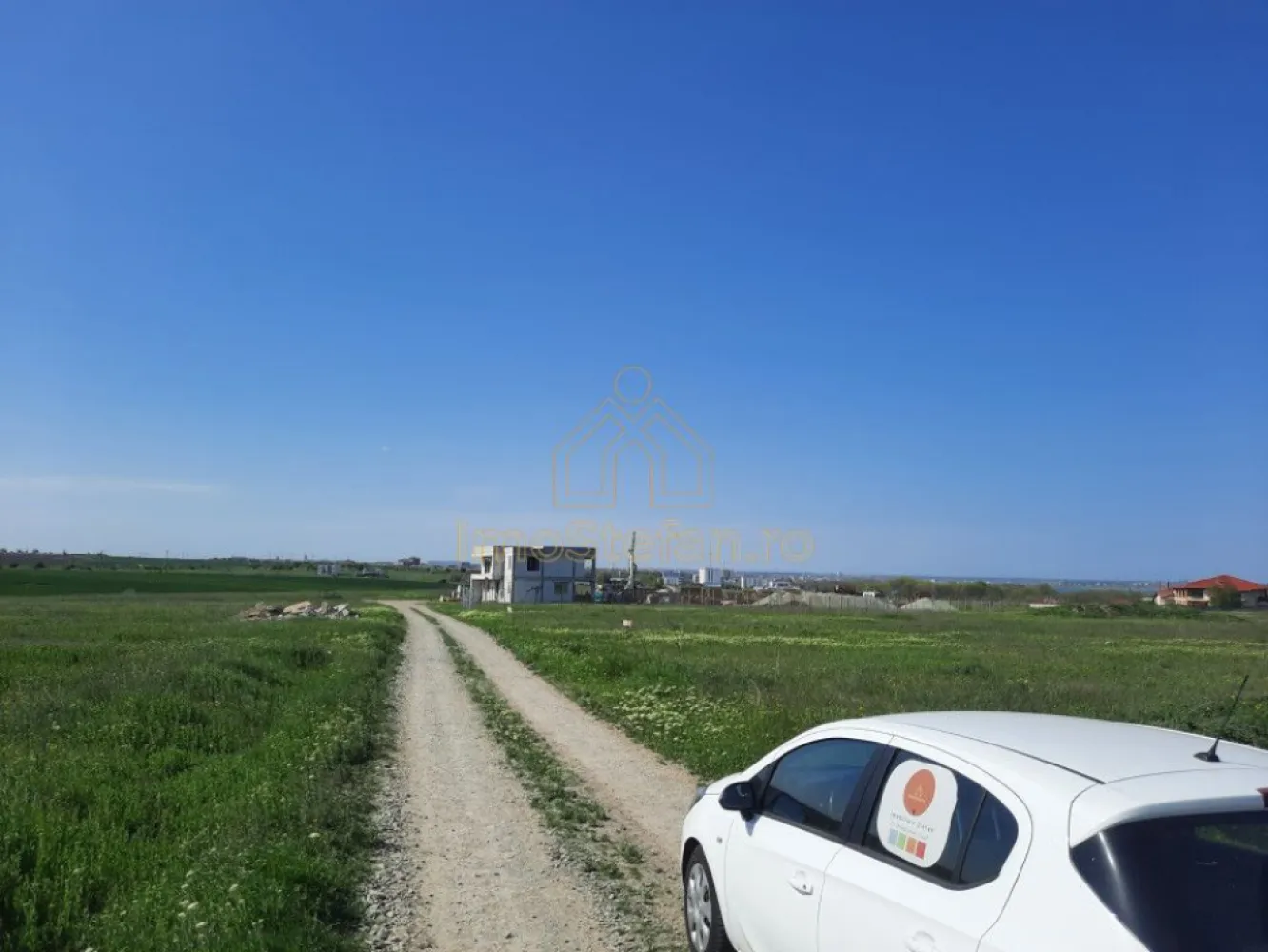 Boreal Plus 1250mp Front 26m Lângă Kaufland Bd. Madrid - Vă propunem spre achiziție, un teren intravilan cu un potențial deosebit, situat în noua zonă rezidențială de Nord a Constanței (Boreal Plus).

Specificații Tehnice

Suprafață totală: 1.250 mp

Front stradal: 25.8 m (deschidere generoasă ce permite soluții arhitecturale diverse)

Configurație: Lot dreptunghiular, plan, ideal pentru construcție imediată

Disponibilitate: Imediată, acte la zi (Cadastru, Intabulare)

Localizare și Conectivitate (Strategic 2026)

Retail: La doar 5 minute de Kaufland Palazu Mare și zona comercială aferentă.

Infrastructură: Poziționare strategică față de viitorul Bulevard Madrid – artera care va redefini traficul în Nordul orașului, oferind conexiune rapidă cu zona Vivo și Autostrada A4.

Accesibilitate: Acces facil din Bulevardul Tomis, pe străzi largi, deja integrate în circuitul urban.

Potențial Investițional

Datorită frontului stradal de 25.8 metri, terenul se pretează excelent pentru:

Locuințe Colective (Bloc Boutique): Regim P+2E - P+2E+M, cu posibilitate de parcare subterană sau supraterană facilă.

Proiect Vile/Duplexuri: Posibilitate de configurare a unui ansamblu de 4-6 unități locative premium cu grădini proprii.

Utilități: Toate utilitățile necesare (apă, canalizare, curent, gaze) sunt disponibile în proximitate, zona fiind în plină expansiune și deja branșată la rețelele urbane noi.

Acesta nu este doar un teren, ci o bază solidă pentru un proiect imobiliar de succes într-o zonă unde valoarea proprietăților este în plină ascensiune.