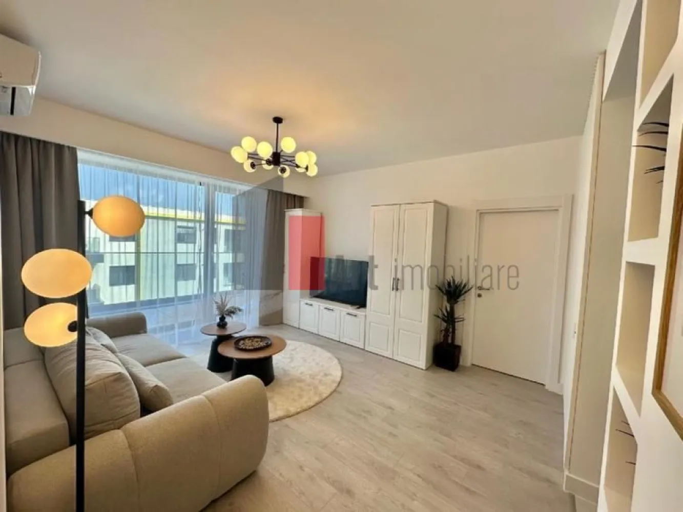 Vanzare apartament 3 camere mobilat utilat Novum 56 Gorjului Lujerului Militari - Vindem apartament cu 3 camere nou, semidecomandat, 75 mp suprafata totala, 2 bai, situat in complexul rezidential Novum 56, faza 2, et 11/11.

Locatia este excelenta, la numai 7 minute de mers pe jos de metrou Gorjului, 5 minute de linia tramvaiului 25 din Bd. Timisoara, 15 minute de Mall Plaza Romania, iar parcul Liniei este chiar in spatele blocului. In imediata apropiere se gasesc magazinele Lidl si Penny.

Apartamentul este insorit si beneficiaza de vedere libera catre parcul Liniei.
Apartamentul se vinde mobilat si utilat complet, cu finisaje, mobilier si electrocasnice de calitate superioara. Totul este nou si nu a mai fost locuit. Apartamentul beneficiaza de dotari premium: pat dublu matrimonial, dressinguri spatioase, canapea extensibila, centrala termica in condensatie, inclazire in pardoseala, frigider side by side Gorenje, masina de spalat cu uscator Gorenje, masina de spalat vase Gorenje, cuptor electric Gorenje, plita inductie vitroceramica Good Home , chiuveta granit compozit Pyramis, televizor UHD Smart 4K, 139 cm Philips, aer conditionat Vortex 12000 BTU.

Cel de-al doilea dormitor dispune de 2 dulapuri spatioase si comoda Tv, restul mobilierului urmand a fi montat in functie de alegerea cumparatoruluui.

Pret: 199.000 Eur + 21%TVA
