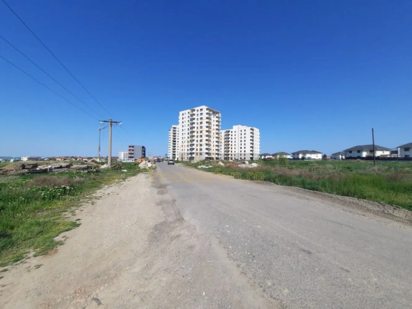 Boreal Plus 1250mp Front 26m Lângă Kaufland Bd. Madrid - Vă propunem spre achiziție, un teren intravilan cu un potențial deosebit, situat în noua zonă rezidențială de Nord a Constanței (Boreal Plus).

Specificații Tehnice

Suprafață totală: 1.250 mp

Front stradal: 25.8 m (deschidere generoasă ce permite soluții arhitecturale diverse)

Configurație: Lot dreptunghiular, plan, ideal pentru construcție imediată

Disponibilitate: Imediată, acte la zi (Cadastru, Intabulare)

Localizare și Conectivitate (Strategic 2026)

Retail: La doar 5 minute de Kaufland Palazu Mare și zona comercială aferentă.

Infrastructură: Poziționare strategică față de viitorul Bulevard Madrid – artera care va redefini traficul în Nordul orașului, oferind conexiune rapidă cu zona Vivo și Autostrada A4.

Accesibilitate: Acces facil din Bulevardul Tomis, pe străzi largi, deja integrate în circuitul urban.

Potențial Investițional

Datorită frontului stradal de 25.8 metri, terenul se pretează excelent pentru:

Locuințe Colective (Bloc Boutique): Regim P+2E - P+2E+M, cu posibilitate de parcare subterană sau supraterană facilă.

Proiect Vile/Duplexuri: Posibilitate de configurare a unui ansamblu de 4-6 unități locative premium cu grădini proprii.

Utilități: Toate utilitățile necesare (apă, canalizare, curent, gaze) sunt disponibile în proximitate, zona fiind în plină expansiune și deja branșată la rețelele urbane noi.

Acesta nu este doar un teren, ci o bază solidă pentru un proiect imobiliar de succes într-o zonă unde valoarea proprietăților este în plină ascensiune.