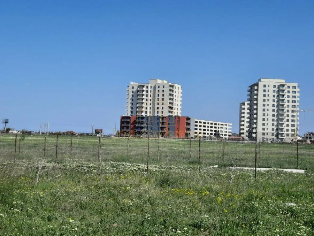 Boreal Plus 1250mp Front 26m Lângă Kaufland Bd. Madrid - Vă propunem spre achiziție, un teren intravilan cu un potențial deosebit, situat în noua zonă rezidențială de Nord a Constanței (Boreal Plus).

Specificații Tehnice

Suprafață totală: 1.250 mp

Front stradal: 25.8 m (deschidere generoasă ce permite soluții arhitecturale diverse)

Configurație: Lot dreptunghiular, plan, ideal pentru construcție imediată

Disponibilitate: Imediată, acte la zi (Cadastru, Intabulare)

Localizare și Conectivitate (Strategic 2026)

Retail: La doar 5 minute de Kaufland Palazu Mare și zona comercială aferentă.

Infrastructură: Poziționare strategică față de viitorul Bulevard Madrid – artera care va redefini traficul în Nordul orașului, oferind conexiune rapidă cu zona Vivo și Autostrada A4.

Accesibilitate: Acces facil din Bulevardul Tomis, pe străzi largi, deja integrate în circuitul urban.

Potențial Investițional

Datorită frontului stradal de 25.8 metri, terenul se pretează excelent pentru:

Locuințe Colective (Bloc Boutique): Regim P+2E - P+2E+M, cu posibilitate de parcare subterană sau supraterană facilă.

Proiect Vile/Duplexuri: Posibilitate de configurare a unui ansamblu de 4-6 unități locative premium cu grădini proprii.

Utilități: Toate utilitățile necesare (apă, canalizare, curent, gaze) sunt disponibile în proximitate, zona fiind în plină expansiune și deja branșată la rețelele urbane noi.

Acesta nu este doar un teren, ci o bază solidă pentru un proiect imobiliar de succes într-o zonă unde valoarea proprietăților este în plină ascensiune.