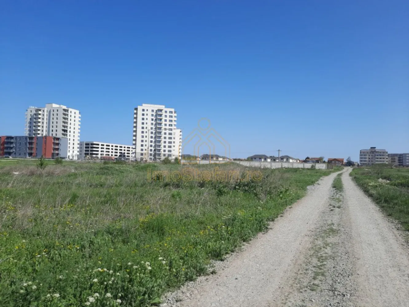 Boreal Plus 1250mp Front 26m Lângă Kaufland Bd. Madrid - Vă propunem spre achiziție, un teren intravilan cu un potențial deosebit, situat în noua zonă rezidențială de Nord a Constanței (Boreal Plus).

Specificații Tehnice

Suprafață totală: 1.250 mp

Front stradal: 25.8 m (deschidere generoasă ce permite soluții arhitecturale diverse)

Configurație: Lot dreptunghiular, plan, ideal pentru construcție imediată

Disponibilitate: Imediată, acte la zi (Cadastru, Intabulare)

Localizare și Conectivitate (Strategic 2026)

Retail: La doar 5 minute de Kaufland Palazu Mare și zona comercială aferentă.

Infrastructură: Poziționare strategică față de viitorul Bulevard Madrid – artera care va redefini traficul în Nordul orașului, oferind conexiune rapidă cu zona Vivo și Autostrada A4.

Accesibilitate: Acces facil din Bulevardul Tomis, pe străzi largi, deja integrate în circuitul urban.

Potențial Investițional

Datorită frontului stradal de 25.8 metri, terenul se pretează excelent pentru:

Locuințe Colective (Bloc Boutique): Regim P+2E - P+2E+M, cu posibilitate de parcare subterană sau supraterană facilă.

Proiect Vile/Duplexuri: Posibilitate de configurare a unui ansamblu de 4-6 unități locative premium cu grădini proprii.

Utilități: Toate utilitățile necesare (apă, canalizare, curent, gaze) sunt disponibile în proximitate, zona fiind în plină expansiune și deja branșată la rețelele urbane noi.

Acesta nu este doar un teren, ci o bază solidă pentru un proiect imobiliar de succes într-o zonă unde valoarea proprietăților este în plină ascensiune.