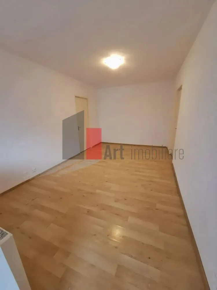 0% Comision, Apartament 2 camere de vanzare, P/10, Zona Dristor - 0% Comision | Vânzare Apartament 2 camere – Zona Dristor | Bloc Reabilitat | Parter | Parțial Mobilat

Se oferă spre vânzare un apartament cu 2 camere situat în zona Dristor, una dintre cele mai accesibile și căutate locații din sectorul 3, recunoscută pentru infrastructura completă și proximitatea față de multiple facilități urbane. Locuința se află la parterul unui imobil cu 10 niveluri, reprezentând o opțiune versatilă atât pentru rezidență personală, cât și pentru investiție, beneficiind de un acces facil și rapid.

Proprietatea se vinde parțial mobilată și utilată, oferind viitorului proprietar o bază funcțională, dar și libertatea de a personaliza spațiul conform propriilor nevoi. Apartamentul beneficiază de avantajul unui bloc reabilitat termic, asigurând un confort sporit și o eficiență energetică optimă pe tot parcursul anului, indiferent de sezon.

Detalii spațiu:

Suprafață totală de 51 mp ce include un balcon tip logie de 5 mp

Situat la parterul unui imobil solid cu 10 niveluri

Compartimentare semidecomandată ce permite o organizare practică a locuinței

Locuință parțial mobilată și utilată, gata pentru a fi adaptată după gustul cumpărătorului

Bloc reabilitat termic ce garantează costuri reduse de întreținere și protecție termică

Utilități și facilități:

Sistem de încălzire prin rețeaua de termoficare a orașului

Sistem de aer condiționat instalat pentru controlul temperaturii în sezonul cald

Toate utilitățile disponibile respectiv apă, gaz, curent și canalizare

Balcon tip logie de 5 mp ce oferă un spațiu suplimentar de relaxare sau depozitare

Dotări de bază incluse ce permit o tranziție mai ușoară către noul cămin

Avantaje:

Localizare excelentă în cartierul Dristor, aproape de metrou și transportul în comun

Eficiență termică ridicată datorită lucrărilor recente de reabilitare a fațadei

Poziționarea la parter elimină dependența de lift și oferă accesibilitate crescută

Proximitate față de piețe, centre comerciale, parcuri și unități de învățământ

Suprafață echilibrată (51 mp) cu un balcon logie generos, ideal pentru zona urbană

Condiții de vânzare:

Preț negociabil

Toate actele sunt pregătite pentru facilitarea procesului de vânzare-cumpărare

Disponibilitate pentru vizionări cu programare prealabilă

Pentru mai multe detalii sau pentru programarea unei vizionări în zona Dristor, vă stăm la dispoziție.