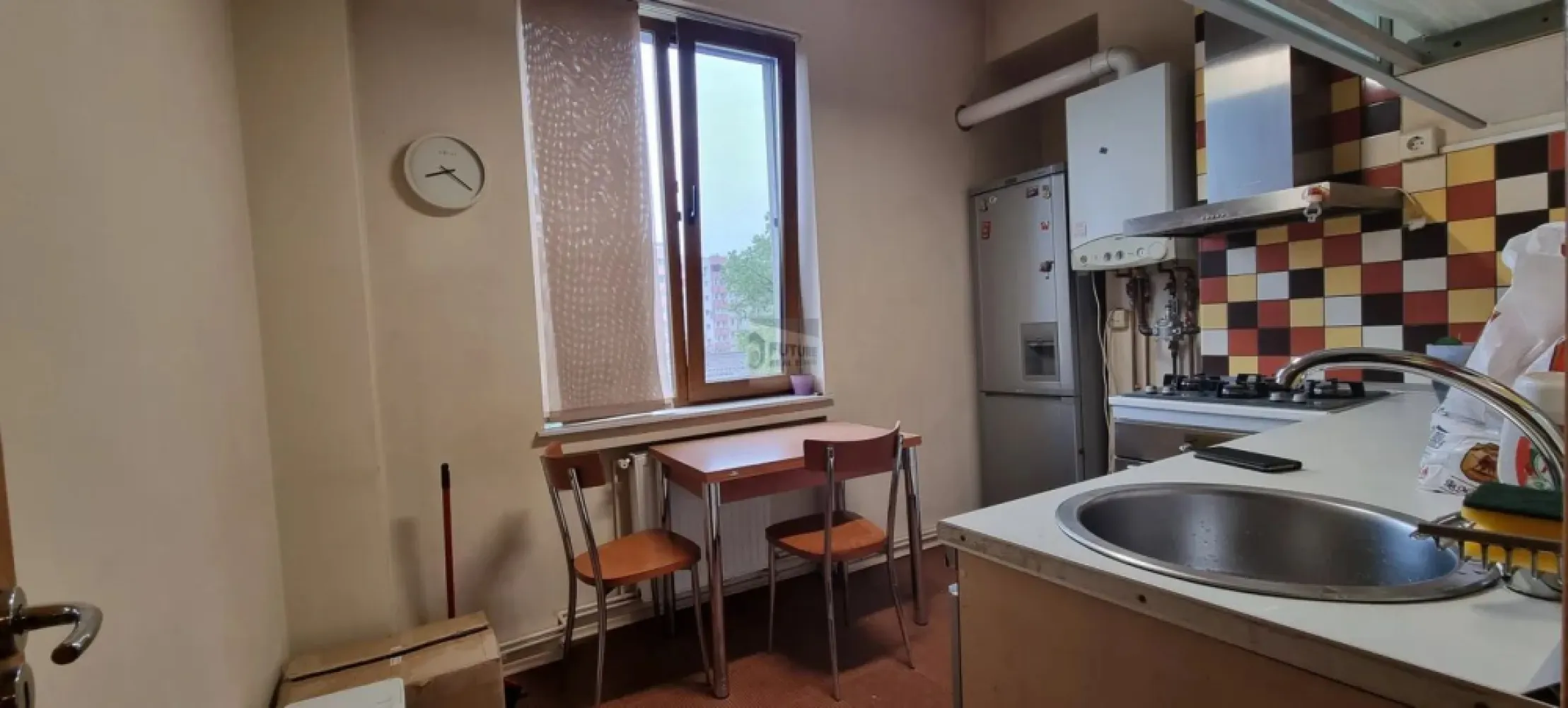 apartament 2 camere Drumul sarii - Vă propunem spre vânzare un apartament de 2 camere decomandat, cu suprafață generoasă de 70 mp utili, situat pe Drumul Sării nr. 11, la etajul 3 al unui bloc solid construit în 1966. Compartimentare și spații Living foarte spațios, ideal pentru zonă de relaxare și dining Dormitor luminos, cu mobilier complet Bucătărie separată, funcțională, cu zonă de luat masa Baie principală + WC de serviciu Holuri largi, cu spații de depozitare bine gândite 🔹 Stare și dotări Apartamentul este locuibil imediat Se vinde mobilat, conform fotografiilor Aer condiționat Parchet din lemn masiv Ferestre mari, lumină naturală bună Vedere urbană deschisă Avantaje cheie suprafață mare pentru un apartament de 2 camere etaj intermediar (3) compartimentare practică zonă bine conectată la transport, magazine, școli și parcuri ideal atât pentru locuit, cât și pentru investiție (închiriere) Localizare Zona Drumul Sării – 13 Septembrie oferă acces rapid către: mijloace de transport în comun centre comerciale școli și grădinițe parcuri și zone verzi centrul orașului Un apartament potrivit pentru cei care caută spațiu, etaj bun și zonă stabilă, cu potențial foarte bun de personalizare.
