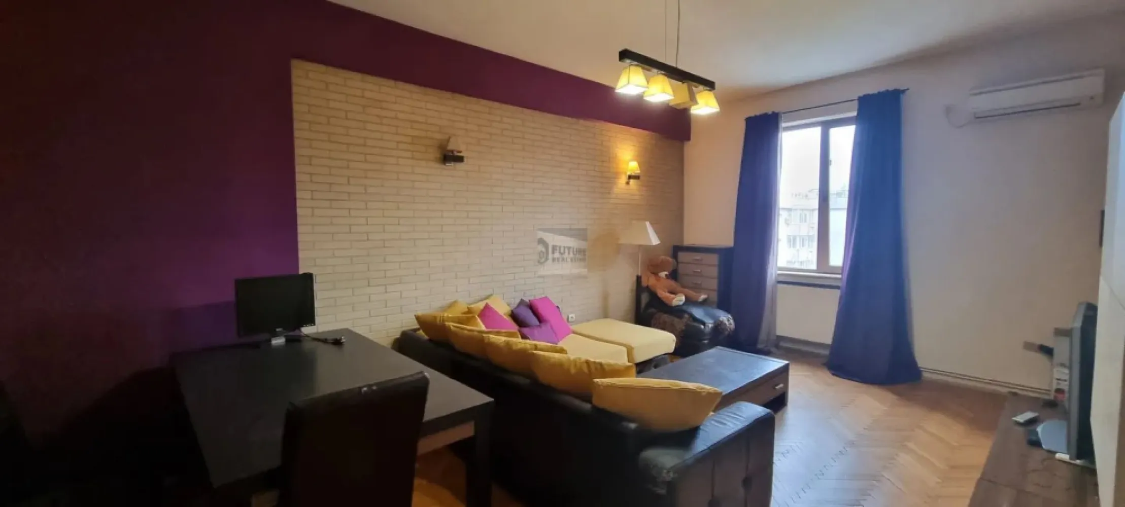 apartament 2 camere Drumul sarii - Vă propunem spre vânzare un apartament de 2 camere decomandat, cu suprafață generoasă de 70 mp utili, situat pe Drumul Sării nr. 11, la etajul 3 al unui bloc solid construit în 1966. Compartimentare și spații Living foarte spațios, ideal pentru zonă de relaxare și dining Dormitor luminos, cu mobilier complet Bucătărie separată, funcțională, cu zonă de luat masa Baie principală + WC de serviciu Holuri largi, cu spații de depozitare bine gândite 🔹 Stare și dotări Apartamentul este locuibil imediat Se vinde mobilat, conform fotografiilor Aer condiționat Parchet din lemn masiv Ferestre mari, lumină naturală bună Vedere urbană deschisă Avantaje cheie suprafață mare pentru un apartament de 2 camere etaj intermediar (3) compartimentare practică zonă bine conectată la transport, magazine, școli și parcuri ideal atât pentru locuit, cât și pentru investiție (închiriere) Localizare Zona Drumul Sării – 13 Septembrie oferă acces rapid către: mijloace de transport în comun centre comerciale școli și grădinițe parcuri și zone verzi centrul orașului Un apartament potrivit pentru cei care caută spațiu, etaj bun și zonă stabilă, cu potențial foarte bun de personalizare.