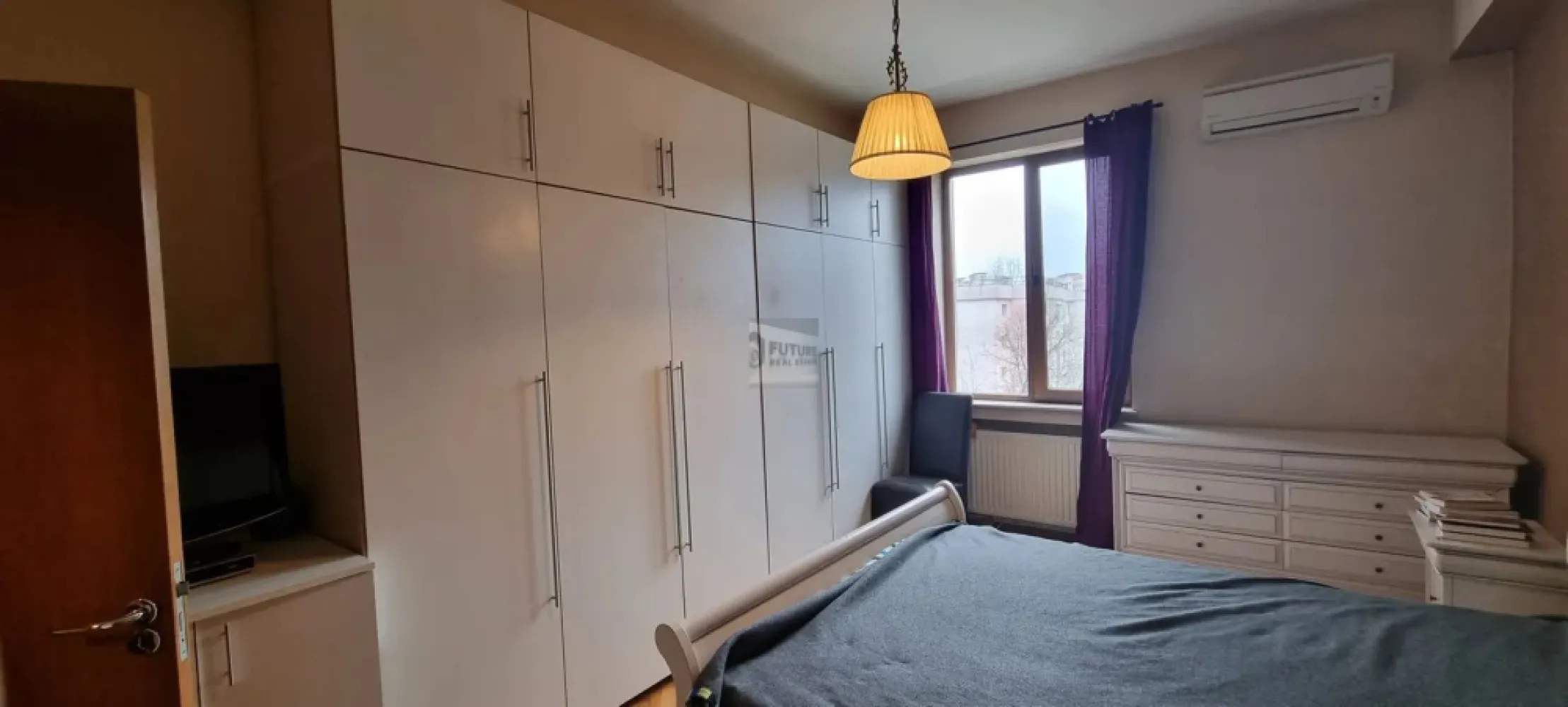 apartament 2 camere Drumul sarii - Vă propunem spre vânzare un apartament de 2 camere decomandat, cu suprafață generoasă de 70 mp utili, situat pe Drumul Sării nr. 11, la etajul 3 al unui bloc solid construit în 1966. Compartimentare și spații Living foarte spațios, ideal pentru zonă de relaxare și dining Dormitor luminos, cu mobilier complet Bucătărie separată, funcțională, cu zonă de luat masa Baie principală + WC de serviciu Holuri largi, cu spații de depozitare bine gândite 🔹 Stare și dotări Apartamentul este locuibil imediat Se vinde mobilat, conform fotografiilor Aer condiționat Parchet din lemn masiv Ferestre mari, lumină naturală bună Vedere urbană deschisă Avantaje cheie suprafață mare pentru un apartament de 2 camere etaj intermediar (3) compartimentare practică zonă bine conectată la transport, magazine, școli și parcuri ideal atât pentru locuit, cât și pentru investiție (închiriere) Localizare Zona Drumul Sării – 13 Septembrie oferă acces rapid către: mijloace de transport în comun centre comerciale școli și grădinițe parcuri și zone verzi centrul orașului Un apartament potrivit pentru cei care caută spațiu, etaj bun și zonă stabilă, cu potențial foarte bun de personalizare.