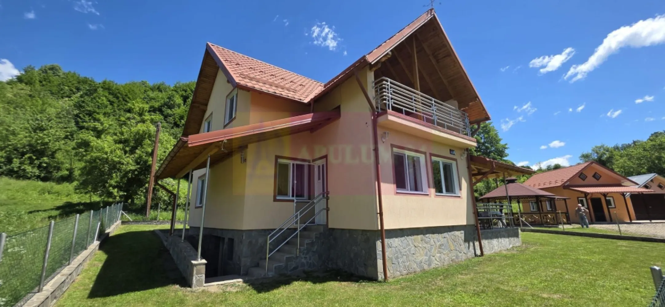 Vila de vanzare in Breaza-Nistoresti cu 7068 mp - VILĂ DEOSEBITĂ CU 7.068 MP TEREN ȘI PANORAMĂ SPECTACULOASĂ ÎN BREAZA – NISTOREȘTI

Agentia Imobiliară Mervani vă prezintă o proprietate rară, amplasată într-un cadru natural de excepție, pe vârful unui deal din cartierul Nistorești, Breaza. Această proprietate oferă intimitate, liniște deplină, aer curat și o priveliște impresionantă asupra împrejurimilor, fiind locul ideal pentru cei care își doresc să se retragă în mijlocul naturii, la doar aproximativ 100 km de București.

Proprietatea este compusă dintr-un teren generos în suprafață de 7.068 mp și o vilă cu suprafața construită de aproximativ 200 mp, completată de o anexă destinată casei de oaspeți și un garaj pentru două autoturisme cu magazie de lemne.

Vila este construită solid, cu fundație, stâlpi și grinzi din beton, pereți din cărămidă și etaj mansardat realizat din lemn. Acoperișul este din țiglă metalică, tâmplăria este din PVC cu geam termopan, iar fundația este placată cu piatră de râu.

Compartimentare:

Pivniță generoasă cu acces exterior;

Parter:

 Terasă;
 Hol de intrare;
 Living spațios cu bucătărie deschisă;
 Cămară;
 Dormitor;
 Baie cu duș;
 Scară interioară din lemn.

Etaj:

 3 dormitoare;
 Terasă cu vedere panoramică.

Confortul termic este asigurat prin șemineu și sobe pe lemne, iar apa caldă menajeră este furnizată de un boiler electric.

Proprietatea beneficiază de:

 Sistem de supraveghere video;
 Internet și CATV prin fibră optică;
 Antenă satelit;
 Puț propriu pentru apă potabilă, dotat cu sistem de filtrare;
 Bazin de mare capacitate pentru apă menajeră;
 Fosă septică;
 Sistem de colectare a apelor pluviale.

Curtea este frumos amenajată cu gazon și alei pietruite, fiind complet împrejmuită.
Foișor elegant și generos. 
Loc de parcare.

Garajul poate găzdui două autoturisme și dispune de magazie pentru depozitarea lemnelor.

Anexa este compusă dintr-o garsonieră nefinalizată, formată din cameră și grup sanitar, oferind posibilitatea amenajării unui spațiu independent pentru oaspeți.

Vila se vinde complet mobilată și utilată, fiind pregătită pentru utilizare imediată.

Accesul către proprietate se realizează cu autoturism SUV 4x4, aspect care contribuie la păstrarea intimității și caracterului exclusiv al acestei locații deosebite.

Pentru informații suplimentare și programarea unei vizionări, contactați Agentia Imobiliară Mervani la 0729 935 536.