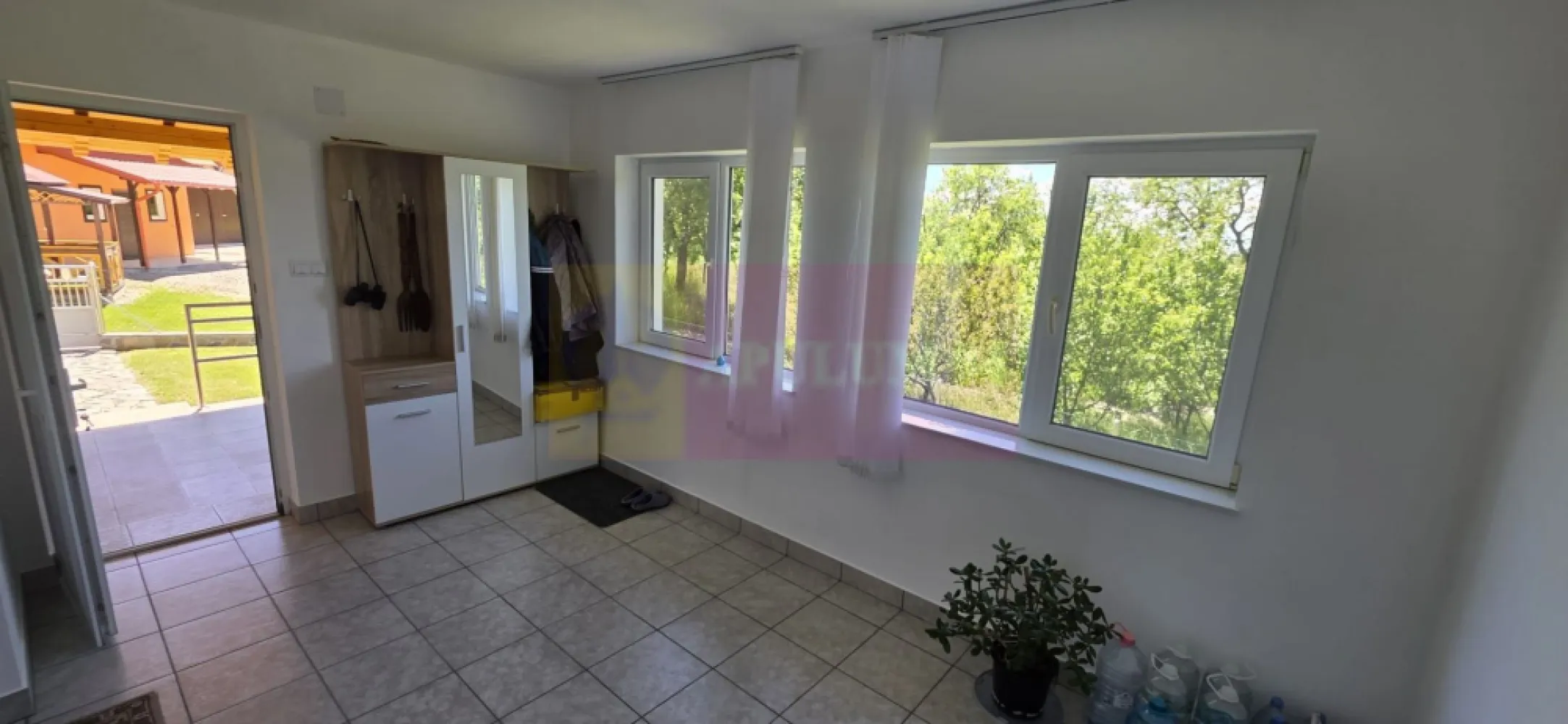 Vila de vanzare in Breaza-Nistoresti cu 7068 mp - VILĂ DEOSEBITĂ CU 7.068 MP TEREN ȘI PANORAMĂ SPECTACULOASĂ ÎN BREAZA – NISTOREȘTI

Agentia Imobiliară Mervani vă prezintă o proprietate rară, amplasată într-un cadru natural de excepție, pe vârful unui deal din cartierul Nistorești, Breaza. Această proprietate oferă intimitate, liniște deplină, aer curat și o priveliște impresionantă asupra împrejurimilor, fiind locul ideal pentru cei care își doresc să se retragă în mijlocul naturii, la doar aproximativ 100 km de București.

Proprietatea este compusă dintr-un teren generos în suprafață de 7.068 mp și o vilă cu suprafața construită de aproximativ 200 mp, completată de o anexă destinată casei de oaspeți și un garaj pentru două autoturisme cu magazie de lemne.

Vila este construită solid, cu fundație, stâlpi și grinzi din beton, pereți din cărămidă și etaj mansardat realizat din lemn. Acoperișul este din țiglă metalică, tâmplăria este din PVC cu geam termopan, iar fundația este placată cu piatră de râu.

Compartimentare:

Pivniță generoasă cu acces exterior;

Parter:

 Terasă;
 Hol de intrare;
 Living spațios cu bucătărie deschisă;
 Cămară;
 Dormitor;
 Baie cu duș;
 Scară interioară din lemn.

Etaj:

 3 dormitoare;
 Terasă cu vedere panoramică.

Confortul termic este asigurat prin șemineu și sobe pe lemne, iar apa caldă menajeră este furnizată de un boiler electric.

Proprietatea beneficiază de:

 Sistem de supraveghere video;
 Internet și CATV prin fibră optică;
 Antenă satelit;
 Puț propriu pentru apă potabilă, dotat cu sistem de filtrare;
 Bazin de mare capacitate pentru apă menajeră;
 Fosă septică;
 Sistem de colectare a apelor pluviale.

Curtea este frumos amenajată cu gazon și alei pietruite, fiind complet împrejmuită.
Foișor elegant și generos. 
Loc de parcare.

Garajul poate găzdui două autoturisme și dispune de magazie pentru depozitarea lemnelor.

Anexa este compusă dintr-o garsonieră nefinalizată, formată din cameră și grup sanitar, oferind posibilitatea amenajării unui spațiu independent pentru oaspeți.

Vila se vinde complet mobilată și utilată, fiind pregătită pentru utilizare imediată.

Accesul către proprietate se realizează cu autoturism SUV 4x4, aspect care contribuie la păstrarea intimității și caracterului exclusiv al acestei locații deosebite.

Pentru informații suplimentare și programarea unei vizionări, contactați Agentia Imobiliară Mervani la 0729 935 536.