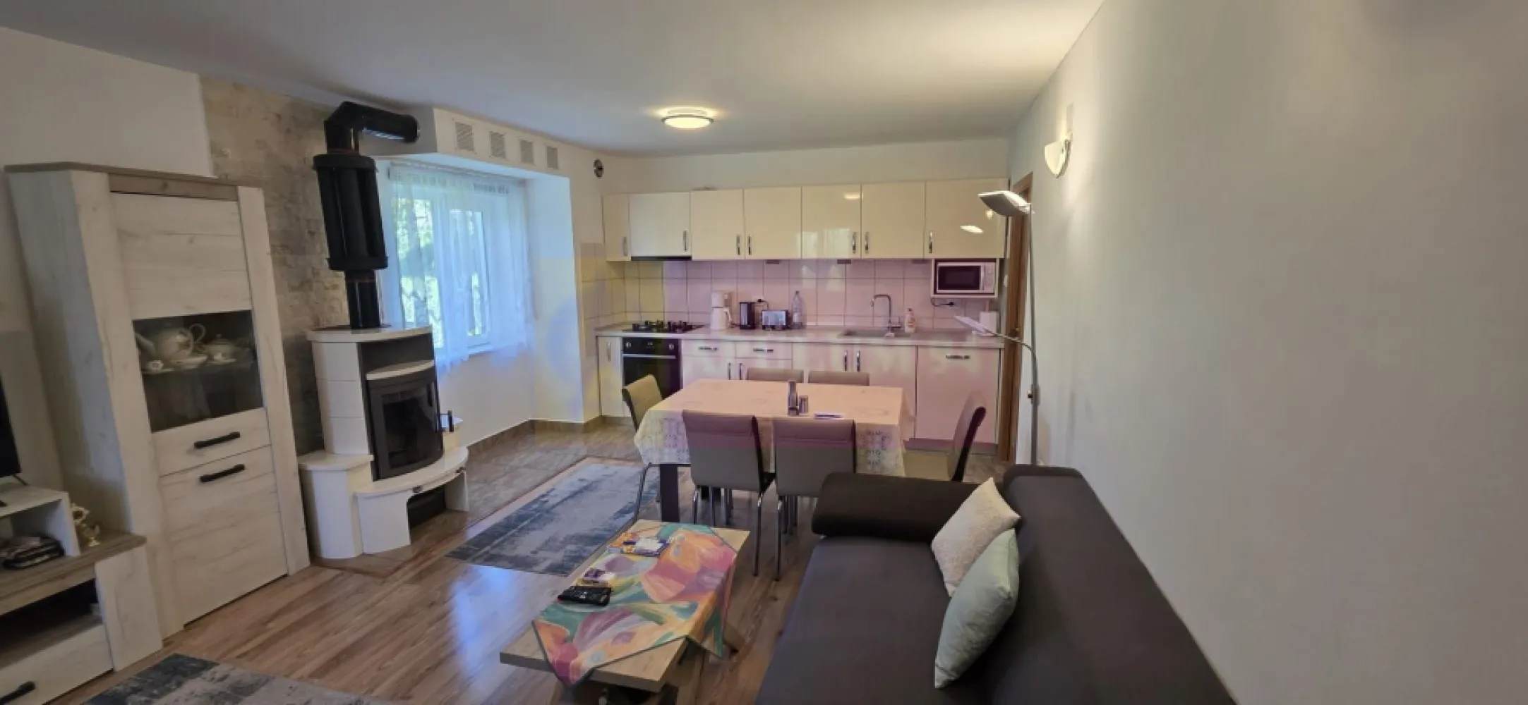 Vila de vanzare in Breaza-Nistoresti cu 7068 mp - VILĂ DEOSEBITĂ CU 7.068 MP TEREN ȘI PANORAMĂ SPECTACULOASĂ ÎN BREAZA – NISTOREȘTI

Agentia Imobiliară Mervani vă prezintă o proprietate rară, amplasată într-un cadru natural de excepție, pe vârful unui deal din cartierul Nistorești, Breaza. Această proprietate oferă intimitate, liniște deplină, aer curat și o priveliște impresionantă asupra împrejurimilor, fiind locul ideal pentru cei care își doresc să se retragă în mijlocul naturii, la doar aproximativ 100 km de București.

Proprietatea este compusă dintr-un teren generos în suprafață de 7.068 mp și o vilă cu suprafața construită de aproximativ 200 mp, completată de o anexă destinată casei de oaspeți și un garaj pentru două autoturisme cu magazie de lemne.

Vila este construită solid, cu fundație, stâlpi și grinzi din beton, pereți din cărămidă și etaj mansardat realizat din lemn. Acoperișul este din țiglă metalică, tâmplăria este din PVC cu geam termopan, iar fundația este placată cu piatră de râu.

Compartimentare:

Pivniță generoasă cu acces exterior;

Parter:

 Terasă;
 Hol de intrare;
 Living spațios cu bucătărie deschisă;
 Cămară;
 Dormitor;
 Baie cu duș;
 Scară interioară din lemn.

Etaj:

 3 dormitoare;
 Terasă cu vedere panoramică.

Confortul termic este asigurat prin șemineu și sobe pe lemne, iar apa caldă menajeră este furnizată de un boiler electric.

Proprietatea beneficiază de:

 Sistem de supraveghere video;
 Internet și CATV prin fibră optică;
 Antenă satelit;
 Puț propriu pentru apă potabilă, dotat cu sistem de filtrare;
 Bazin de mare capacitate pentru apă menajeră;
 Fosă septică;
 Sistem de colectare a apelor pluviale.

Curtea este frumos amenajată cu gazon și alei pietruite, fiind complet împrejmuită.
Foișor elegant și generos. 
Loc de parcare.

Garajul poate găzdui două autoturisme și dispune de magazie pentru depozitarea lemnelor.

Anexa este compusă dintr-o garsonieră nefinalizată, formată din cameră și grup sanitar, oferind posibilitatea amenajării unui spațiu independent pentru oaspeți.

Vila se vinde complet mobilată și utilată, fiind pregătită pentru utilizare imediată.

Accesul către proprietate se realizează cu autoturism SUV 4x4, aspect care contribuie la păstrarea intimității și caracterului exclusiv al acestei locații deosebite.

Pentru informații suplimentare și programarea unei vizionări, contactați Agentia Imobiliară Mervani la 0729 935 536.