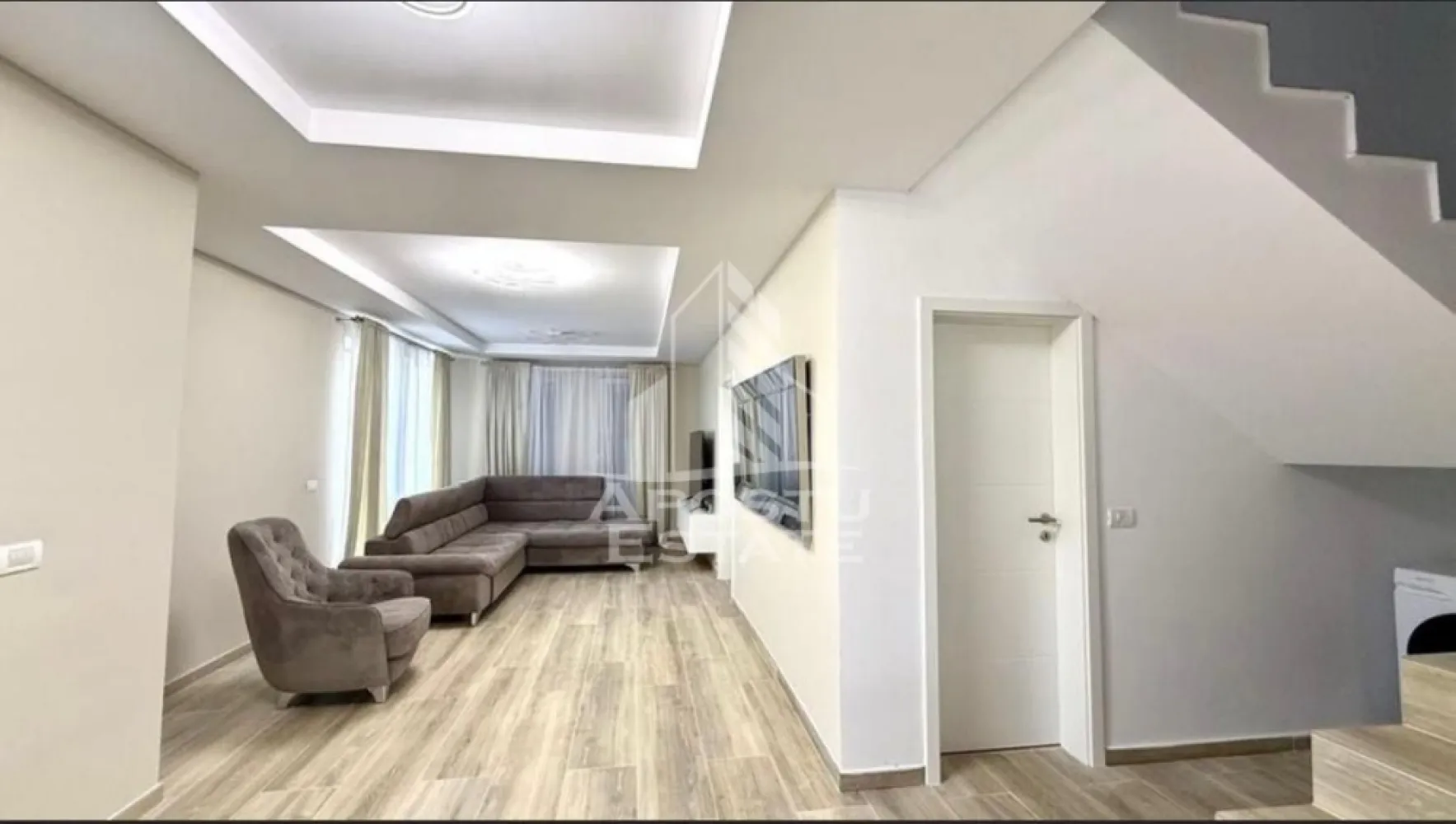 Duplex 5 camere de inchiriat, petfriendly, Ghiroda - Agentia imobiliara APOSTU ESTATE va propune spre inchiriere o casa spatioasa si eleganta, cu 5 camere, situat intr-o zona linistita si bine conectata din Ghiroda, ideal pentru familii sau persoane care doresc un spatiu generos si confortabil.

Suprafata utila: 118 mp
Compartimentare eficienta:
-Hol de acces generos
-Bucatarie complet mobilata si utilata, cu loc de luat masa
-Living luminos si spatios
-Dormitor matrimonial mobilat
-Dormitor secundar mobilat 
-Dormitor mobilat
-Camera perfecta pentru birou,dressing etc.
-Baie principala cu cada si geam pentru ventilatie naturala
-Baie secundara cu cabina de dus

Confort si facilitati:
-Incalzire se face prin pardoseala cu ajutorul centralei proprii
-Tv
-Masina de spalat
-Frigider
-Aragaz
-Hota
-Cuptor cu microunde 
-6 locuri de parcare incluse in pret
Apartamentul este complet mobilat si utilat
**Petfriendly**

Localizare: Zona Ghiroda – liniste, acces facil spre oras, in apropiere de magazine, scoli si mijloace de transport in comun.

Ideal pentru:
Familii
Cupluri
Profesionisti care lucreaza remote sau au nevoie de birou acasa
Studenti

Pret chirie: 800 euro
Programeaza o vizionare!
ID intern: CP2807482