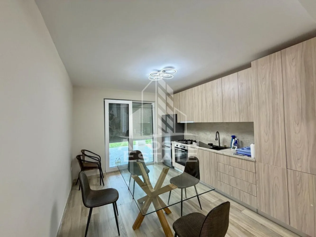Duplex 5 camere de inchiriat, petfriendly, Ghiroda - Agentia imobiliara APOSTU ESTATE va propune spre inchiriere o casa spatioasa si eleganta, cu 5 camere, situat intr-o zona linistita si bine conectata din Ghiroda, ideal pentru familii sau persoane care doresc un spatiu generos si confortabil.

Suprafata utila: 118 mp
Compartimentare eficienta:
-Hol de acces generos
-Bucatarie complet mobilata si utilata, cu loc de luat masa
-Living luminos si spatios
-Dormitor matrimonial mobilat
-Dormitor secundar mobilat 
-Dormitor mobilat
-Camera perfecta pentru birou,dressing etc.
-Baie principala cu cada si geam pentru ventilatie naturala
-Baie secundara cu cabina de dus

Confort si facilitati:
-Incalzire se face prin pardoseala cu ajutorul centralei proprii
-Tv
-Masina de spalat
-Frigider
-Aragaz
-Hota
-Cuptor cu microunde 
-6 locuri de parcare incluse in pret
Apartamentul este complet mobilat si utilat
**Petfriendly**

Localizare: Zona Ghiroda – liniste, acces facil spre oras, in apropiere de magazine, scoli si mijloace de transport in comun.

Ideal pentru:
Familii
Cupluri
Profesionisti care lucreaza remote sau au nevoie de birou acasa
Studenti

Pret chirie: 800 euro
Programeaza o vizionare!
ID intern: CP2807482