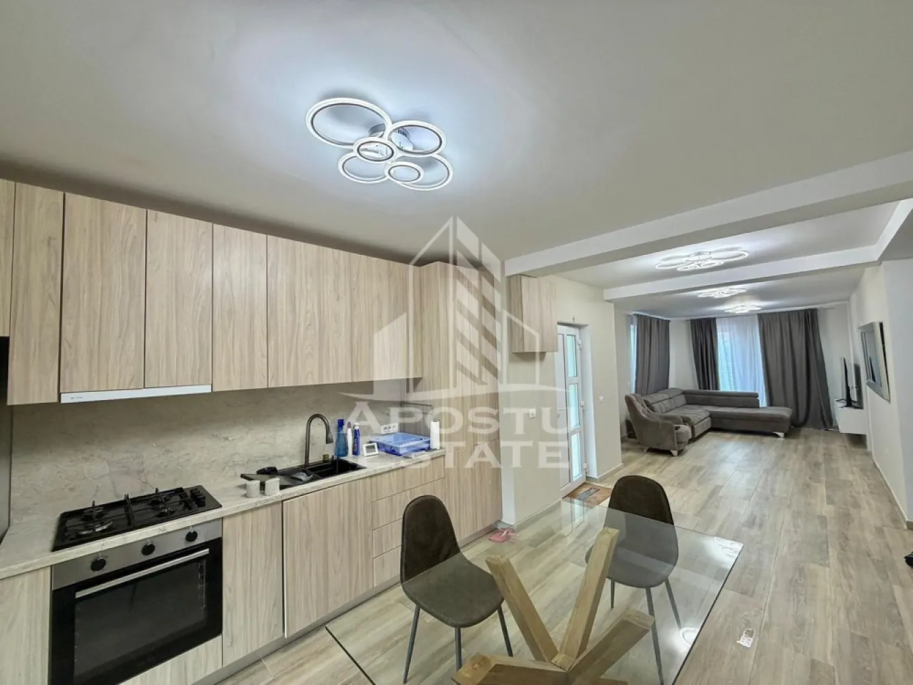 Duplex 5 camere de inchiriat, petfriendly, Ghiroda - Agentia imobiliara APOSTU ESTATE va propune spre inchiriere o casa spatioasa si eleganta, cu 5 camere, situat intr-o zona linistita si bine conectata din Ghiroda, ideal pentru familii sau persoane care doresc un spatiu generos si confortabil.

Suprafata utila: 118 mp
Compartimentare eficienta:
-Hol de acces generos
-Bucatarie complet mobilata si utilata, cu loc de luat masa
-Living luminos si spatios
-Dormitor matrimonial mobilat
-Dormitor secundar mobilat 
-Dormitor mobilat
-Camera perfecta pentru birou,dressing etc.
-Baie principala cu cada si geam pentru ventilatie naturala
-Baie secundara cu cabina de dus

Confort si facilitati:
-Incalzire se face prin pardoseala cu ajutorul centralei proprii
-Tv
-Masina de spalat
-Frigider
-Aragaz
-Hota
-Cuptor cu microunde 
-6 locuri de parcare incluse in pret
Apartamentul este complet mobilat si utilat
**Petfriendly**

Localizare: Zona Ghiroda – liniste, acces facil spre oras, in apropiere de magazine, scoli si mijloace de transport in comun.

Ideal pentru:
Familii
Cupluri
Profesionisti care lucreaza remote sau au nevoie de birou acasa
Studenti

Pret chirie: 800 euro
Programeaza o vizionare!
ID intern: CP2807482