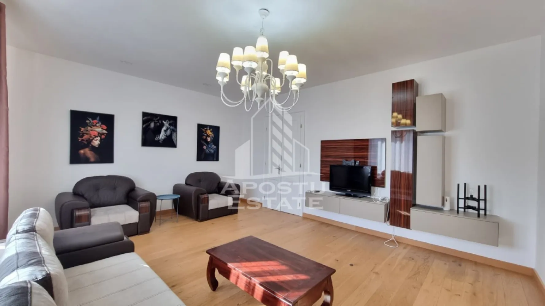 Apartament 2 camere de inchiriat, Complex Studentesc, Timisoara - Agentia Imobiliara APOSTU ESTATE va prezinta un apartament decomandat cu 2 camere, 2 balcoane si vedere pe 2 parti, situat la etajul 2 al unui bloc cu 2 etaje si acoperis de tigla, situat in Complexul Studentesc la 1 minut de Facultatea de Drept.

Apartamentul are o suprafata de 86mp + 2 balcoane (14mp) si este compartimentat astfel:
- Hol cu acces la bucatarie, living si camera de depozitare
- Living spatios cu ferestre ce dispun de rulou din aluminiu actionat electric
- Bucataria cu acces la balconul inchis pozitionat spre apus
- Dormitorul matrimonial luminos cu balcon deschis pozitionat spre rasarit
- Baia dotata cu bideu, cada si geam

Dotari:
- centrala proprie pe gaz si aparat de aer conditionat
- tamplarie PVC de culoarea lemnului cu geamuri tripan
- parchet de lemn stratificat
- instalatie sanitara si instalatie electrica noua
- tavan izolat fonic si termic

Va asteptam cu drag la vizionare!
ID intern: CP3124555