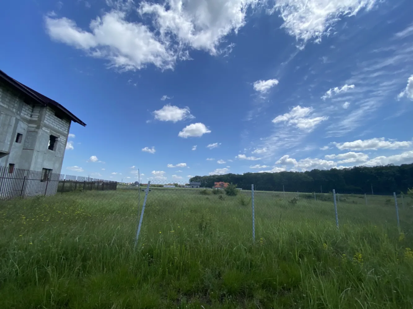 Teren vanzare Ghermanesti -Snagov - Teren intravilan 1500m, deschidere 25m la 2 strazi. Utilitati gaz si curent electric la poarta, imprejmuit, la 150m padure, Str. Cetatea Neamtului.Zona in plina dezvoltare si constructie.Terenul este impartit in 2 loturi 500/1000mp.Proiect de casa autorizat, studiu geo, intabulare si cadastru.Direct proprietar.Oportunitate pentru investitie rezidentiala.