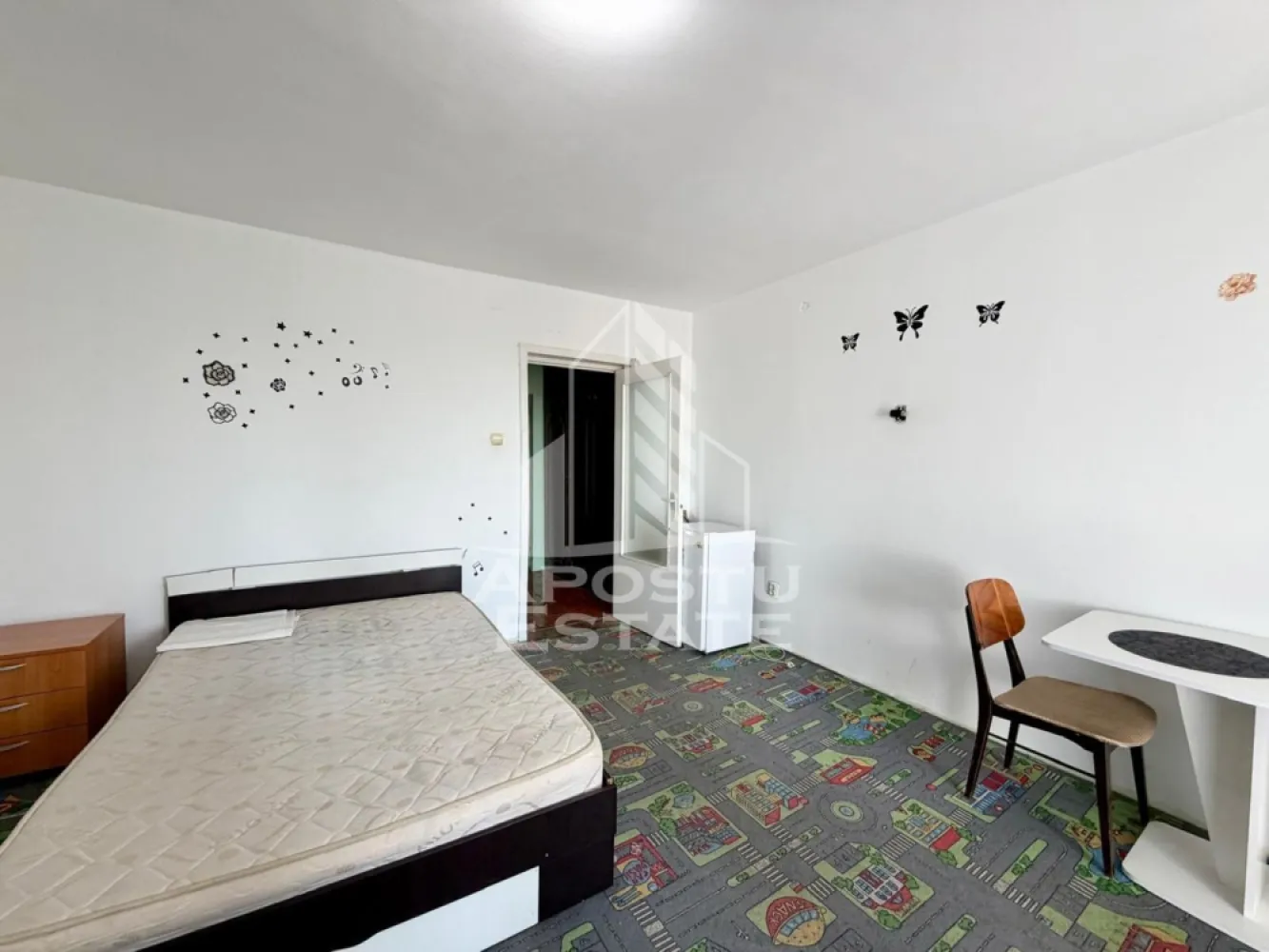 Apartament cu o camera de vanzare, zona Circumvalatiunii, Timisoara - Agentia imobiliara APOSTU ESTATE va propune spre vanzare un apartament decomandat cu o camera, balcon cu o suprafata utila de 34 mp, situat la etajul 9 din 10, in zona Circumvalatiunii din Timisoara – o zona linistita, apreciata pentru accesul rapid catre principalele puncte de interes ale orasului.

Aceasta proprietate este ideala atat pentru locuinta proprie, cat si pentru investitie, datorita compartimentarii eficiente si amplasarii excelente.

Detalii proprietate:
- Suprafata utila: 34 mp
- Etaj: 9/10

Compartimentare:
- Hol de acces generos
- Bucatarie
- Camera principala
- Baie cu cada
- Balcon

Apartamentul beneficiaza de:
- Incalzire prin termoficare
- Aer conditionat
Localizare:

Imobilul este situat intr-o zona foarte bine conectata, avand in apropiere:
- Supermarketuri
- Piata
- Farmacii
- Scoli si gradinite
- Restaurante si cafenele
- Mijloace de transport in comun

De asemenea, proximitatea fata de Iulius Town Timișoara creste considerabil atractivitatea apartamentului, atat pentru locuire, cat si pentru inchiriere.

Agentia Apostu Estate ofera consultanta bancara gratuita prin intermediul colaboratorilor si brokerilor de credite, pentru alegerea celei mai potrivite solutii de finantare.

Programeaza o vizionare si descopera avantajele acestui apartament primitor din zona Aradului!

ID Intern: CP3105644
