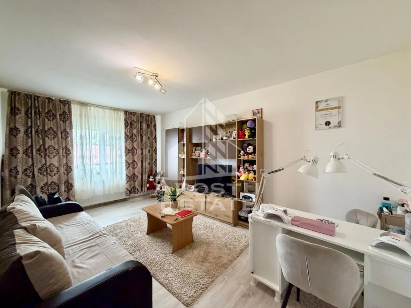 Apartament cu 2 camere de vanzare, zona Aradului, Timisoara - Agentia imobiliara APOSTU ESTATE va propune spre vanzare un apartament decomandat, spatios si elegant, cu 2 camere, balcon si o suprafata utila de 44.5 mp, situat la etajul 5 din 5, in zona Aradului din Timisoara – o zona linistita, apreciata pentru accesul rapid catre principalele puncte de interes ale orasului.

Aceasta proprietate este ideala atat pentru locuinta proprie, cat si pentru investitie, datorita compartimentarii eficiente si amplasarii excelente.

Detalii proprietate:
- Suprafata utila: 44.5 mp
- Etaj: 5/5
- Compartimentare decomandata
- Mansarda cu pod neaccesibil
- Tavan izolat cu vata minerala
- Centura de beton
- Acoperis din tigla
- Instalatia electrica si sanitara realizata in anul 2017
- Izolatie exterioara cu polistiren de 10 cm

Compartimentare:
- Hol de acces generos, prevazut cu dressing
- Bucatarie complet mobilata si utilata, cu loc pentru servirea mesei
- Living spatios si luminos
- Dormitor matrimonial
- Baie cu cada
- Balcon

Apartamentul beneficiaza de:
- Centrala termica proprie
- Aer conditionat
- Mobilier si electrocasnice functionale
- Spatii bine optimizate pentru confortul zilnic
Localizare:

Imobilul este situat intr-o zona foarte bine conectata, avand in apropiere:
- Supermarketuri
- Piata
- Farmacii
- Scoli si gradinite
- Restaurante si cafenele
- Mijloace de transport in comun

De asemenea, proximitatea fata de Iulius Town Timișoara creste considerabil atractivitatea apartamentului, atat pentru locuire, cat si pentru inchiriere.

Agentia Apostu Estate ofera consultanta bancara gratuita prin intermediul colaboratorilor si brokerilor de credite, pentru alegerea celei mai potrivite solutii de finantare.

Programeaza o vizionare si descopera avantajele acestui apartament primitor din zona Aradului!

ID intern: CP3095750.