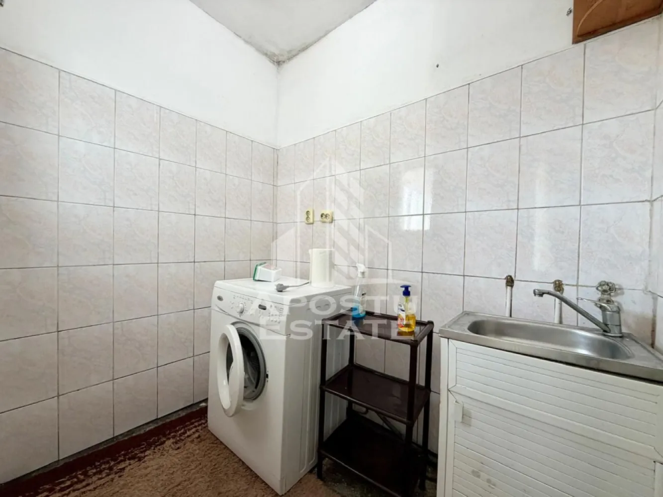 Apartament cu o camera de vanzare, zona Circumvalatiunii, Timisoara - Agentia imobiliara APOSTU ESTATE va propune spre vanzare un apartament decomandat cu o camera, balcon cu o suprafata utila de 34 mp, situat la etajul 9 din 10, in zona Circumvalatiunii din Timisoara – o zona linistita, apreciata pentru accesul rapid catre principalele puncte de interes ale orasului.

Aceasta proprietate este ideala atat pentru locuinta proprie, cat si pentru investitie, datorita compartimentarii eficiente si amplasarii excelente.

Detalii proprietate:
- Suprafata utila: 34 mp
- Etaj: 9/10

Compartimentare:
- Hol de acces generos
- Bucatarie
- Camera principala
- Baie cu cada
- Balcon

Apartamentul beneficiaza de:
- Incalzire prin termoficare
- Aer conditionat
Localizare:

Imobilul este situat intr-o zona foarte bine conectata, avand in apropiere:
- Supermarketuri
- Piata
- Farmacii
- Scoli si gradinite
- Restaurante si cafenele
- Mijloace de transport in comun

De asemenea, proximitatea fata de Iulius Town Timișoara creste considerabil atractivitatea apartamentului, atat pentru locuire, cat si pentru inchiriere.

Agentia Apostu Estate ofera consultanta bancara gratuita prin intermediul colaboratorilor si brokerilor de credite, pentru alegerea celei mai potrivite solutii de finantare.

Programeaza o vizionare si descopera avantajele acestui apartament primitor din zona Aradului!

ID Intern: CP3105644