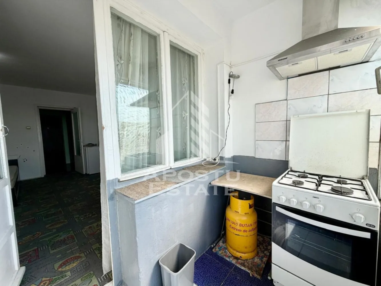 Apartament cu o camera de vanzare, zona Circumvalatiunii, Timisoara - Agentia imobiliara APOSTU ESTATE va propune spre vanzare un apartament decomandat cu o camera, balcon cu o suprafata utila de 34 mp, situat la etajul 9 din 10, in zona Circumvalatiunii din Timisoara – o zona linistita, apreciata pentru accesul rapid catre principalele puncte de interes ale orasului.

Aceasta proprietate este ideala atat pentru locuinta proprie, cat si pentru investitie, datorita compartimentarii eficiente si amplasarii excelente.

Detalii proprietate:
- Suprafata utila: 34 mp
- Etaj: 9/10

Compartimentare:
- Hol de acces generos
- Bucatarie
- Camera principala
- Baie cu cada
- Balcon

Apartamentul beneficiaza de:
- Incalzire prin termoficare
- Aer conditionat
Localizare:

Imobilul este situat intr-o zona foarte bine conectata, avand in apropiere:
- Supermarketuri
- Piata
- Farmacii
- Scoli si gradinite
- Restaurante si cafenele
- Mijloace de transport in comun

De asemenea, proximitatea fata de Iulius Town Timișoara creste considerabil atractivitatea apartamentului, atat pentru locuire, cat si pentru inchiriere.

Agentia Apostu Estate ofera consultanta bancara gratuita prin intermediul colaboratorilor si brokerilor de credite, pentru alegerea celei mai potrivite solutii de finantare.

Programeaza o vizionare si descopera avantajele acestui apartament primitor din zona Aradului!

ID Intern: CP3105644
