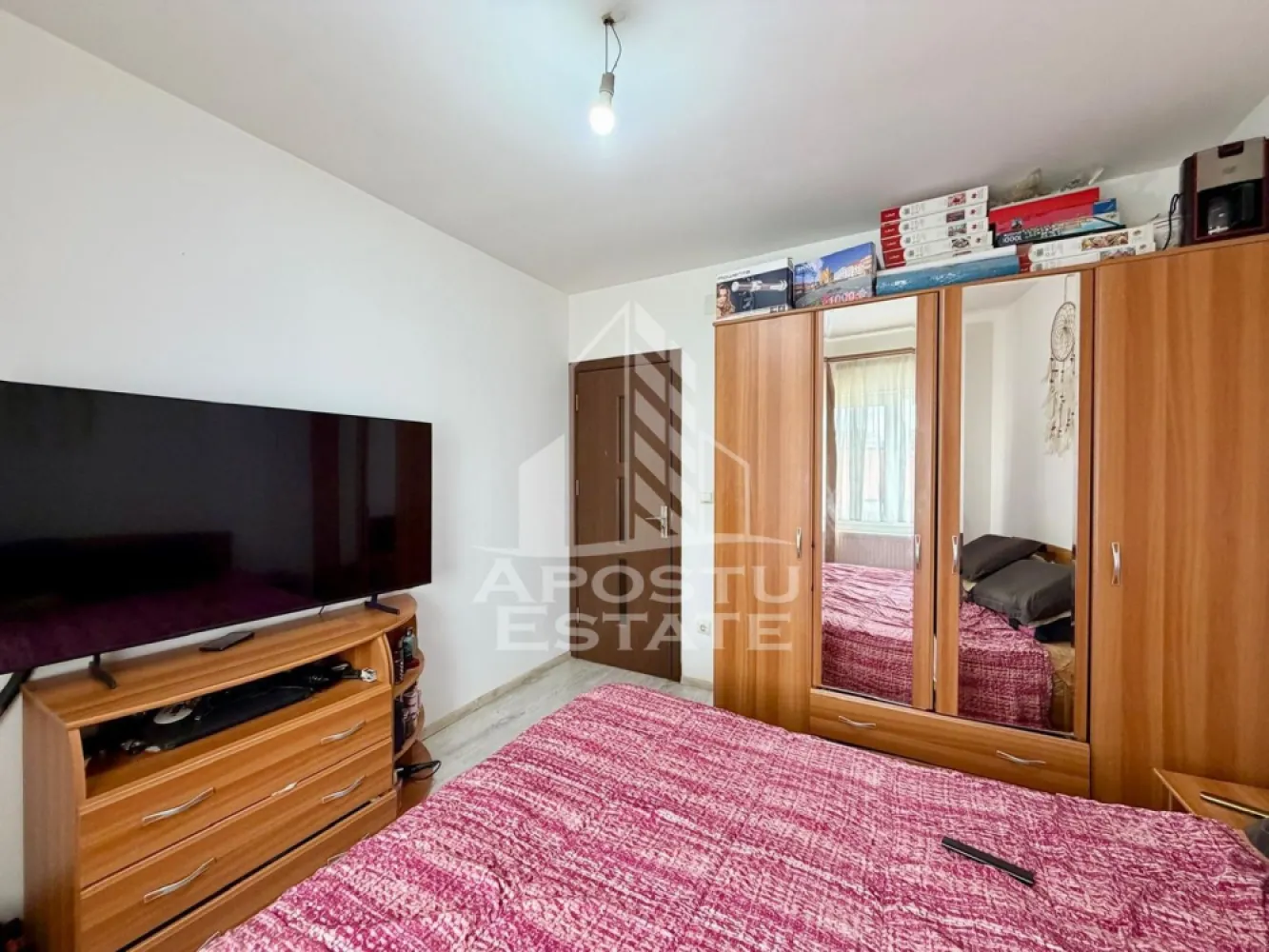 Apartament cu 2 camere de vanzare, zona Aradului, Timisoara - Agentia imobiliara APOSTU ESTATE va propune spre vanzare un apartament decomandat, spatios si elegant, cu 2 camere, balcon si o suprafata utila de 44.5 mp, situat la etajul 5 din 5, in zona Aradului din Timisoara – o zona linistita, apreciata pentru accesul rapid catre principalele puncte de interes ale orasului.

Aceasta proprietate este ideala atat pentru locuinta proprie, cat si pentru investitie, datorita compartimentarii eficiente si amplasarii excelente.

Detalii proprietate:
- Suprafata utila: 44.5 mp
- Etaj: 5/5
- Compartimentare decomandata
- Mansarda cu pod neaccesibil
- Tavan izolat cu vata minerala
- Centura de beton
- Acoperis din tigla
- Instalatia electrica si sanitara realizata in anul 2017
- Izolatie exterioara cu polistiren de 10 cm

Compartimentare:
- Hol de acces generos, prevazut cu dressing
- Bucatarie complet mobilata si utilata, cu loc pentru servirea mesei
- Living spatios si luminos
- Dormitor matrimonial
- Baie cu cada
- Balcon

Apartamentul beneficiaza de:
- Centrala termica proprie
- Aer conditionat
- Mobilier si electrocasnice functionale
- Spatii bine optimizate pentru confortul zilnic
Localizare:

Imobilul este situat intr-o zona foarte bine conectata, avand in apropiere:
- Supermarketuri
- Piata
- Farmacii
- Scoli si gradinite
- Restaurante si cafenele
- Mijloace de transport in comun

De asemenea, proximitatea fata de Iulius Town Timișoara creste considerabil atractivitatea apartamentului, atat pentru locuire, cat si pentru inchiriere.

Agentia Apostu Estate ofera consultanta bancara gratuita prin intermediul colaboratorilor si brokerilor de credite, pentru alegerea celei mai potrivite solutii de finantare.

Programeaza o vizionare si descopera avantajele acestui apartament primitor din zona Aradului!

ID intern: CP3095750.