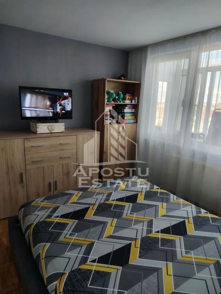 Apartament cu 2 camere, de vanzare, zona Iosefin, Timisoara - Agentia imobiliara APOSTU ESTATE va ofera spre vanzare un apartament 2 camere, mobilat si utilat, localizat in judetul Timis, Timisoara, zona Girocului.

Apartamentul are o suprafata de 48 mp utili + balcon si este situat la etajul 8 al unui bloc cu 9 etaje(ultimul etaj este tehnic)

- Hol de acces

- Bucatarie

-Camera

-Living

- Baie

-Balcon

Confortul termic este asigurat prin intermediul centralei proprii pe gaz.

Zona cu numeroase facilitati si puncte de interes precum: acces rapid si usor la mijloacele de transport in comun, si alte supermarket-uri in apropiere, farmacii, institutii de invatamant, restaurante, baruri, cafenele si multe altele.

Agentia imobiliara Apostu Estate va ofera consultanta bancara gratuita prin intermediul colaboratorilor nostri pentru alegerea celui mai potrivit tip de credit, astfel incat tu sa devi noul proprietar al acestui apartament.

Va asteptam cu drag la o vizionare!
CP3122448
