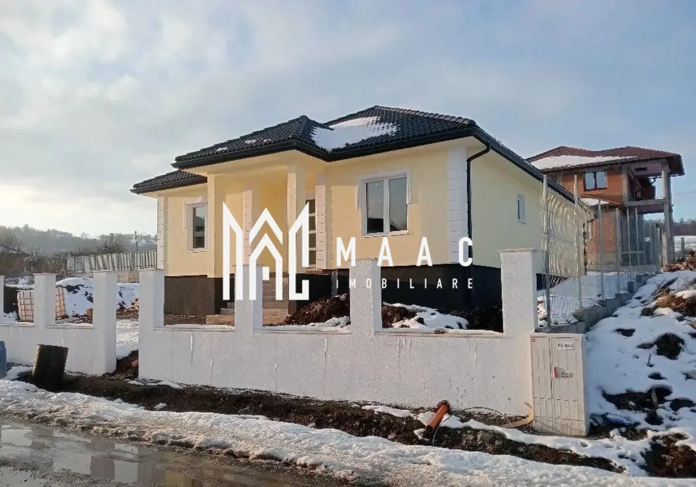 Casă single I 3 camere I Curte 500mp Predare alb I Cisnădie - MAAC Imobiliare propune o nouă casă individuală către noul proprietar, amplasată în zona centrală a orașului Cisnădie.
Casă construită pe un teren de 500 mp, construită pe un singur nivel, cu 135 mp utili și pod de 60 mp, pregătit pentru mansardare.

 Compartimentare:
- Hol de acces
- Living + bucătărie open-space
- 2 dormitoare
- Baie
- Spațiu de depozitare
- Dormitor matrimonial cu baie proprie
- Terasă acoperită
- Podul dispune de 60 mp și permite amenajarea a 3 camere și o baie.

 Detalii tehnice:
- Construcție anvelopată exterior
- Placă de beton la pod
- Acoperiș din lemn, astereală, folie anticondens și țiglă Bramac
- Șapă de beton cu izolație și încălzire în pardoseală
- Instalație electrică finalizată

 Stadiu de predare:
- Interior: alb
- Exterior: la cheie
- Toate utilitățile vor fi racordate
- Casa este în curs de intabulare

Pentru mai multe detalii si pentru a programa o vizionare, contactați MAAC Imobiliare specificând ID CP2828674.