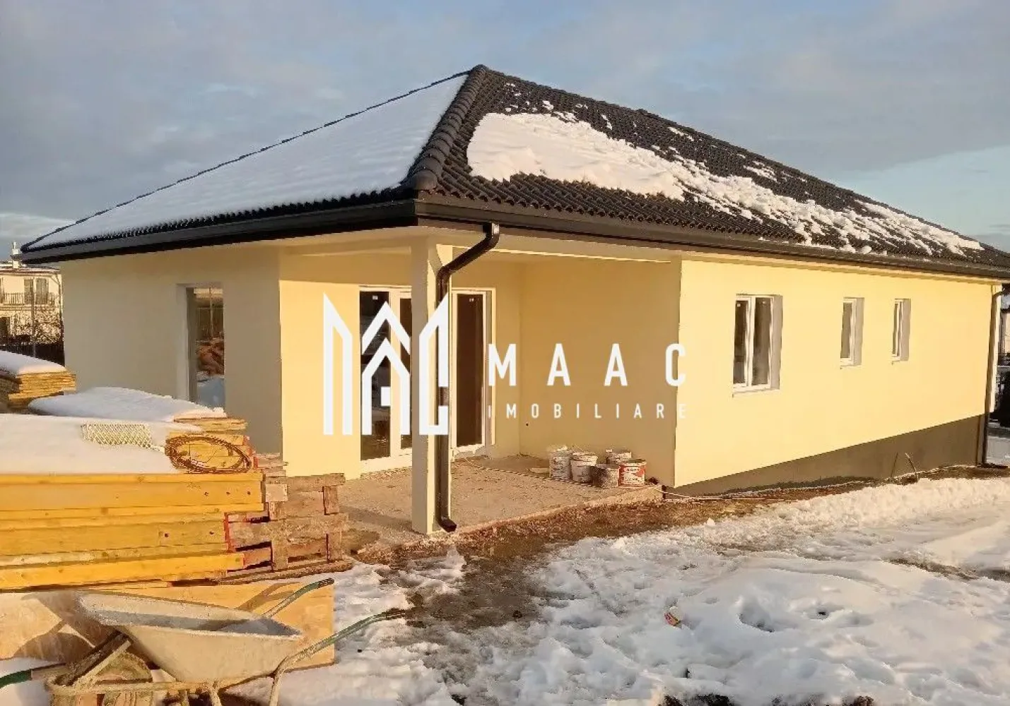 Casă single I 3 camere I Curte 500mp Predare alb I Cisnădie - MAAC Imobiliare propune o nouă casă individuală către noul proprietar, amplasată în zona centrală a orașului Cisnădie.
Casă construită pe un teren de 500 mp, construită pe un singur nivel, cu 135 mp utili și pod de 60 mp, pregătit pentru mansardare.

 Compartimentare:
- Hol de acces
- Living + bucătărie open-space
- 2 dormitoare
- Baie
- Spațiu de depozitare
- Dormitor matrimonial cu baie proprie
- Terasă acoperită
- Podul dispune de 60 mp și permite amenajarea a 3 camere și o baie.

 Detalii tehnice:
- Construcție anvelopată exterior
- Placă de beton la pod
- Acoperiș din lemn, astereală, folie anticondens și țiglă Bramac
- Șapă de beton cu izolație și încălzire în pardoseală
- Instalație electrică finalizată

 Stadiu de predare:
- Interior: alb
- Exterior: la cheie
- Toate utilitățile vor fi racordate
- Casa este în curs de intabulare

Pentru mai multe detalii si pentru a programa o vizionare, contactați MAAC Imobiliare specificând ID CP2828674.