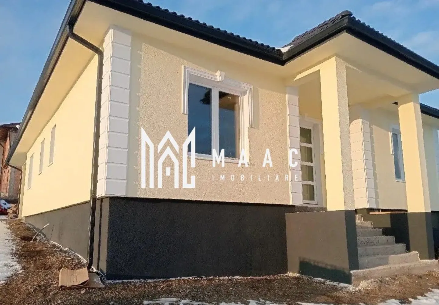 Casă single I 3 camere I Curte 500mp Predare alb I Cisnădie - MAAC Imobiliare propune o nouă casă individuală către noul proprietar, amplasată în zona centrală a orașului Cisnădie.
Casă construită pe un teren de 500 mp, construită pe un singur nivel, cu 135 mp utili și pod de 60 mp, pregătit pentru mansardare.

 Compartimentare:
- Hol de acces
- Living + bucătărie open-space
- 2 dormitoare
- Baie
- Spațiu de depozitare
- Dormitor matrimonial cu baie proprie
- Terasă acoperită
- Podul dispune de 60 mp și permite amenajarea a 3 camere și o baie.

 Detalii tehnice:
- Construcție anvelopată exterior
- Placă de beton la pod
- Acoperiș din lemn, astereală, folie anticondens și țiglă Bramac
- Șapă de beton cu izolație și încălzire în pardoseală
- Instalație electrică finalizată

 Stadiu de predare:
- Interior: alb
- Exterior: la cheie
- Toate utilitățile vor fi racordate
- Casa este în curs de intabulare

Pentru mai multe detalii si pentru a programa o vizionare, contactați MAAC Imobiliare specificând ID CP2828674.