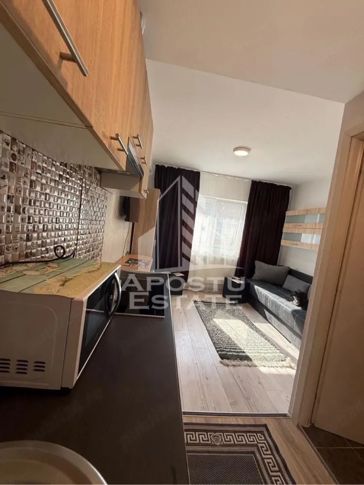 Garsoniera, de vanzare, zona Buziasului, Timisoara - Apostu Estate va propune spre vanzare o garsoniera, situata la etajul 4 din 5 intr-un bloc de apartamente, anvelopat, situata in Timisoara, judetul Timis, zona Buziasului.

Garsoniera are o suprafata de 15 mp utili si este complet renovata, se preda mobilata si utilata si este compartimentata astfel:
Hol de acces
Baie cu dus
Camera
Chicineta

Confortul termic este asigurat de termoficare. In prezent garsoniera este inchiriat cu 210 euro, contract care se poate pastra daca se doreste. Se poate achizitiona doar cash.

Zona cu numeroase facilitati si puncte de interes precum: acces rapid si usor la mijloacele de transport in comun, si alte supermarket-uri in apropiere, farmacii, institutii de invatamant, restaurante, baruri, cafenele si multe altele.

Va asteptam cu drag la o vizionare!
 CP3124574
