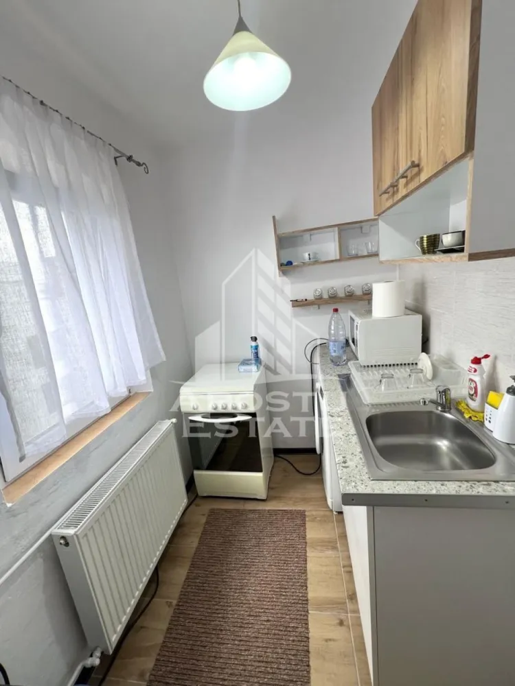 Apartament 1 camera de inchiriat, petfriendly, Mircea cel Batran - Agentia imobiliara APOSTU ESTATE va propune spre inchiriere un apartament cu 1 camera, spatios si luminos, situat in zona Mircea cel Batran, o zona linistita si bine pozitionata din Timisoara, potrivit pentru cupluri,familii, sau studenti care isi doresc o locuinta unde sa se simta confortabil si cu acces facil catre scoli, statii de autobuz, supermarketuri , magazine de zona, parcuri.

Suprafata utila: 30 mp
Compartimentare eficienta:
-Hol de acces generos
-Bucatarie complet mobilata si utilata
-Living luminos si spatios
-Baie prevazuta cu cabina de dus

Confort si facilitati:
-Incalzirea apartamentului: colterm
-Apartamentul este complet mobilat si utilat
-Se accepta animale de companie de catre proprietar

Localizare:
-Timis,Timisoara, zona Mircea cel Batran – acces facil spre magazine, supermarketuri, scoli, parcuri si mijloace de transport in comun.

Ideal pentru:
-Familii
-Cupluri
-Studenti

Disponibilitate: imediata
Pret chirie lunara: 270 euro ( usor negociabil)
Programeaza o vizionare pentru a-ti putea imagina viitorul aici!
ID intern: CP3124438