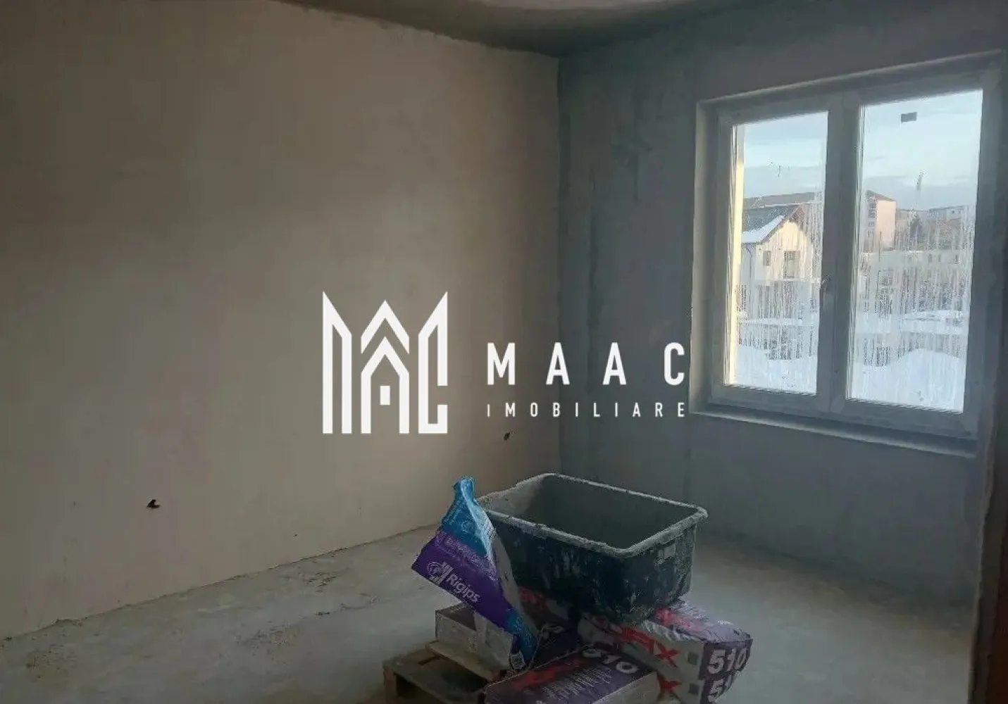 Casă single I 3 camere I Curte 500mp Predare alb I Cisnădie - MAAC Imobiliare propune o nouă casă individuală către noul proprietar, amplasată în zona centrală a orașului Cisnădie.
Casă construită pe un teren de 500 mp, construită pe un singur nivel, cu 135 mp utili și pod de 60 mp, pregătit pentru mansardare.

 Compartimentare:
- Hol de acces
- Living + bucătărie open-space
- 2 dormitoare
- Baie
- Spațiu de depozitare
- Dormitor matrimonial cu baie proprie
- Terasă acoperită
- Podul dispune de 60 mp și permite amenajarea a 3 camere și o baie.

 Detalii tehnice:
- Construcție anvelopată exterior
- Placă de beton la pod
- Acoperiș din lemn, astereală, folie anticondens și țiglă Bramac
- Șapă de beton cu izolație și încălzire în pardoseală
- Instalație electrică finalizată

 Stadiu de predare:
- Interior: alb
- Exterior: la cheie
- Toate utilitățile vor fi racordate
- Casa este în curs de intabulare

Pentru mai multe detalii si pentru a programa o vizionare, contactați MAAC Imobiliare specificând ID CP2828674.