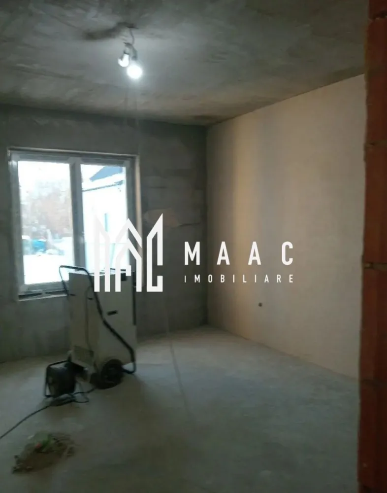 Casă single I 3 camere I Curte 500mp Predare alb I Cisnădie - MAAC Imobiliare propune o nouă casă individuală către noul proprietar, amplasată în zona centrală a orașului Cisnădie.
Casă construită pe un teren de 500 mp, construită pe un singur nivel, cu 135 mp utili și pod de 60 mp, pregătit pentru mansardare.

 Compartimentare:
- Hol de acces
- Living + bucătărie open-space
- 2 dormitoare
- Baie
- Spațiu de depozitare
- Dormitor matrimonial cu baie proprie
- Terasă acoperită
- Podul dispune de 60 mp și permite amenajarea a 3 camere și o baie.

 Detalii tehnice:
- Construcție anvelopată exterior
- Placă de beton la pod
- Acoperiș din lemn, astereală, folie anticondens și țiglă Bramac
- Șapă de beton cu izolație și încălzire în pardoseală
- Instalație electrică finalizată

 Stadiu de predare:
- Interior: alb
- Exterior: la cheie
- Toate utilitățile vor fi racordate
- Casa este în curs de intabulare

Pentru mai multe detalii si pentru a programa o vizionare, contactați MAAC Imobiliare specificând ID CP2828674.