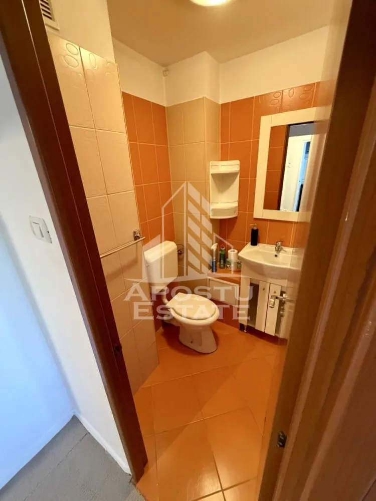 Apartament 3 camere, pet-friendly, de inchiriat, Dambovita, Timisoara - Agentia imobiliara APOSTU ESTATE va propune spre inchiriere un apartament cu 3 camere ,pet-friendly, spatios si luminos, situat in zona Dambovita, o zona linistita si bine pozitionata din Timisoara, potrivit pentru cupluri,familii, sau studenti care isi doresc o locuinta unde sa se simta confortabil si cu acces facil catre scoli, statii de autobuz, supermarketuri , magazine de zona, parcuri.

Suprafata utila: 70 mp
Compartimentare eficienta:
-Hol de acces generos
-Bucatarie complet mobilata si utilata, cu loc de luat masa
-Living luminos si spatios
-Dormitore mobilate si utilate
-Baie prevazuta cu cada
-Baie de serviciu

Confort si facilitati:
-Incalzirea apartamentului: centrala proprie
-Incalzirea prin calorifere

-Apartamentul este complet mobilat si utilat
-Se accepta animale de companie de catre proprietar
-Se accepta fumatori

Localizare:
-Timis,Timisoara, zona Dambovita – acces facil spre magazine, supermarketul Lidl, scoli, parcuri si mijloace de transport in comun.

Ideal pentru:
-Familii
-Cupluri
-Studenti
-Straini

Disponibilitate: imediata
Pret chirie lunara: 420 euro ( usor negociabil)
Programeaza o vizionare pentru a-ti putea imagina viitorul aici!
ID intern: CP3124596