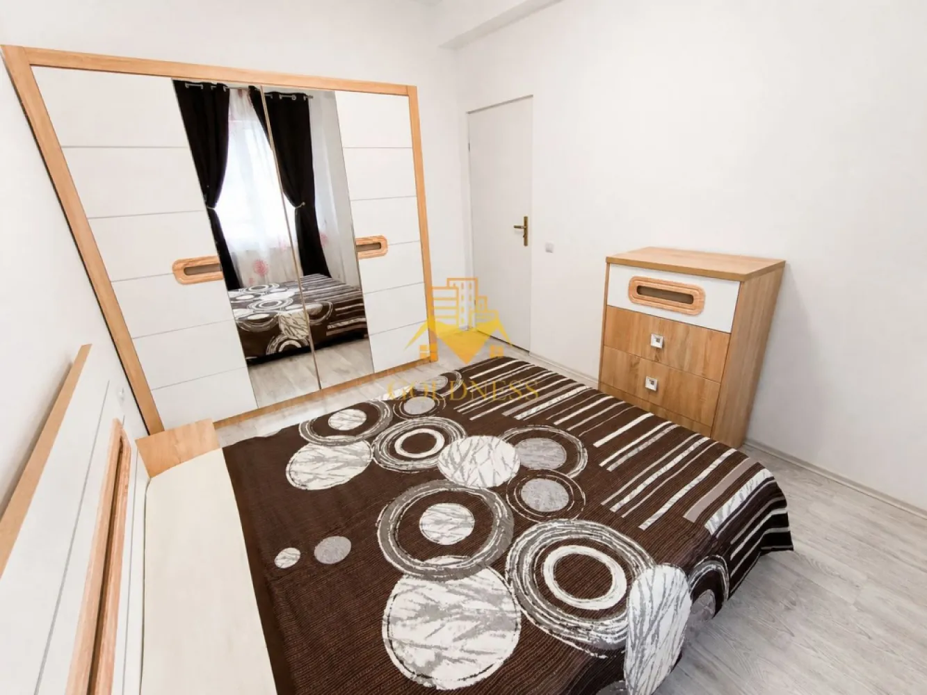 2 camere open space, Modern, Parcare, Buna Ziua, Grand Hotel Italia - GOLDNESS Imobiliare vă propune spre închiriere un apartament cu 2 camere complet mobilat și utilat, la etajul parter într-un imobil de 3 etaje, în Cartierul Bună Ziua.
Dispune de doua locuri de parcare!
Se află în apropierea stațiilor de transport în comun, magazine, restaurante, spații verzi, farmacii, precum Lidl, 18 GYM, Mega Image, Panemar, etc. 

Apartamentul este compartimentat astfel:
 - dormitor cu pat matrimonial, dressing, noptiere
 - living cu bucatarie open space complet utilată și mobilată, canapea extensibilă, loc de servit masa 
 - baie cu cadă, calorifer port prosop și dulap pentru depozitare.
 - terasa inchisa de 10 mp.

Imobilul este dotat cu toate cele necesare- centrală proprie, frigider, aragaz, hotă, mașină de spălat haine, aer conditionat, etc. 

Dacă sunteți interesați de acest apartament și doriți să îl vizionați, dar și pentru alte oferte nu ezitați să ne contactați telefonic sau prin e-mail. Vă stăm la dispoziție!
Pentru intermediere se percepe un comision de 50% din prețul chiriei!
