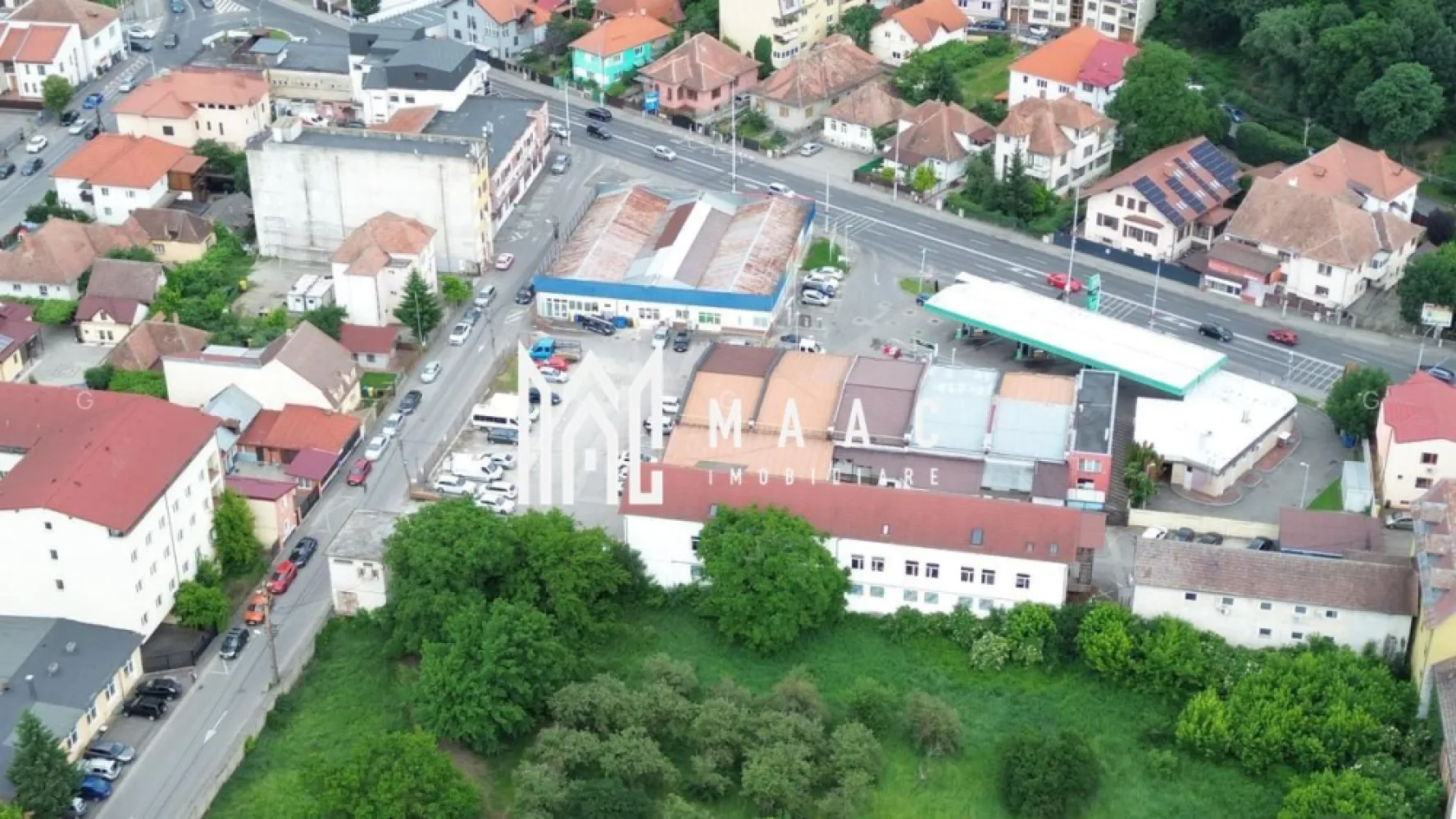 Spațiu comercial I Showroom I 300 mp I Parcare I Alba Iulia - MAAC Imobiliare prezintă spre închiriere un spațiu comercial amplasat strategic în vecinătatea benzinăriei MOL Șos. Alba Iulia, ideal pentru afaceri care prioritizează vizibilitatea, accesul facil și fluxul constant de clienți.
Poziționarea pe o arteră cu trafic auto și pietonal intens îl transformă într-o oportunitate rară în zona centrală a Sibiului.

Caracteristici esențiale
- Tip spațiu: open-space, ușor de configurat în funcție de specificul activității
- Acces: intrare directă din stradă + acces separat pentru marfă în partea din spate
- Vitrină: panoramică, aprox. 30 m, ideală pentru expunere comercială
- Terasă frontală: aprox. 30 mp, potrivită pentru parcare clienți sau zonă de prezentare
- Înălțime interioară: 3 m (tavan casetat) / până la 6 m la acoperiș
- Stare: modernizat, pregătit pentru utilizare imediată

Dotări și utilități
- Aer condiționat
- Încălzire prin centrală / sistem existent
- Toate utilitățile: apă, canalizare, curent, gaze, internet
- Certificat energetic: Clasa C

Potențial de utilizare
- SPAȚIUL VA FI DESTINAT CA ALIMENTAȚIE PUBLICĂ LA CEREREA CHIRIAȘULUI!
- Showroom mobilier, design interior, echipamente
- Retail premium, concept store, magazin flagship
- Servicii medicale / stomatologice, clinici, birouri de servicii
- Punct de vânzare cu logistică ușoară datorită accesului pentru marfă
- Contract de închiriere pe termen lung, garanție în echivalentul unei chirii lunare.

Pentru detalii și programarea unei vizionări, contactați MAAC Imobiliare specificând ID CP2885824.