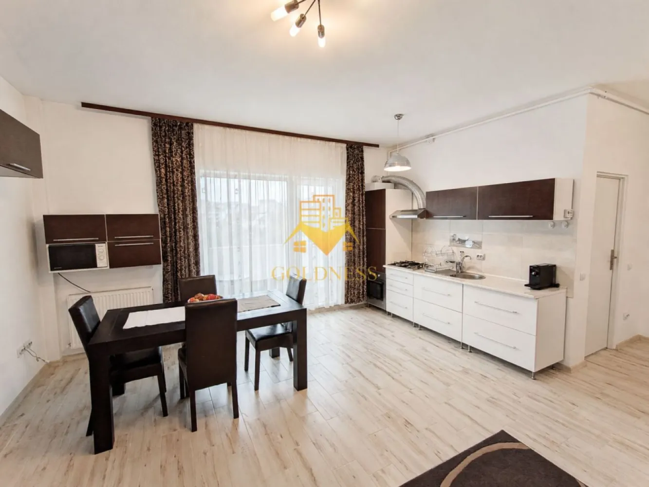 2 camere open space, Modern, Parcare, Buna Ziua, Grand Hotel Italia - GOLDNESS Imobiliare vă propune spre închiriere un apartament cu 2 camere complet mobilat și utilat, la etajul parter într-un imobil de 3 etaje, în Cartierul Bună Ziua.
Dispune de doua locuri de parcare!
Se află în apropierea stațiilor de transport în comun, magazine, restaurante, spații verzi, farmacii, precum Lidl, 18 GYM, Mega Image, Panemar, etc. 

Apartamentul este compartimentat astfel:
 - dormitor cu pat matrimonial, dressing, noptiere
 - living cu bucatarie open space complet utilată și mobilată, canapea extensibilă, loc de servit masa 
 - baie cu cadă, calorifer port prosop și dulap pentru depozitare.
 - terasa inchisa de 10 mp.

Imobilul este dotat cu toate cele necesare- centrală proprie, frigider, aragaz, hotă, mașină de spălat haine, aer conditionat, etc. 

Dacă sunteți interesați de acest apartament și doriți să îl vizionați, dar și pentru alte oferte nu ezitați să ne contactați telefonic sau prin e-mail. Vă stăm la dispoziție!
Pentru intermediere se percepe un comision de 50% din prețul chiriei!