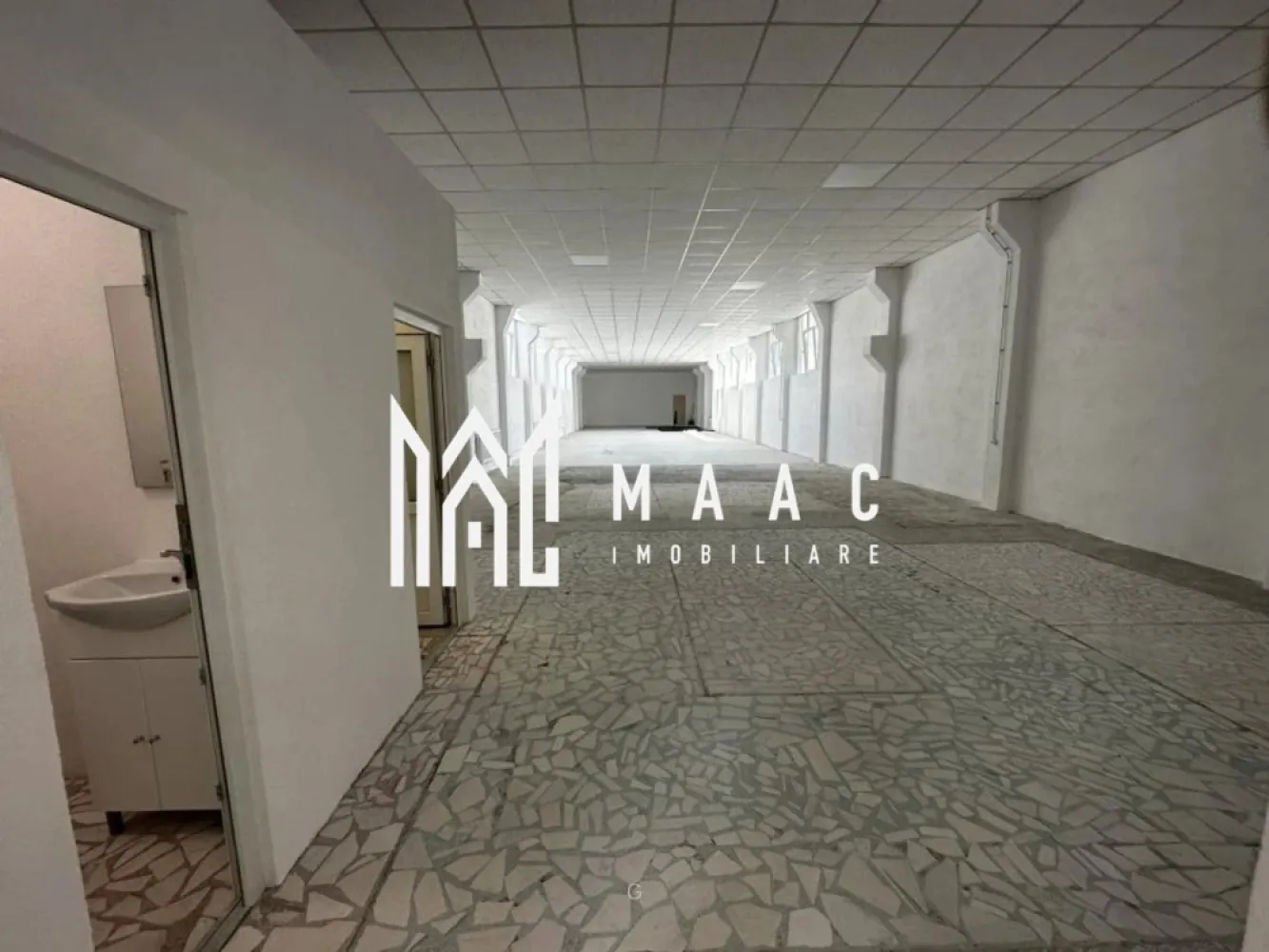 Spațiu comercial/ producție I 650 mp I Open- space I Mârșa - MAAC Imobiliare prezintă spre închiriere un spațiu comercial / hală de producție situat în localitatea Marșa, în vecinătatea Liceului Tehnologic și a stadionului — o zonă cu potențial industrial ridicat, ideală pentru activități comerciale, logistice sau de producție.

Caracteristici esențiale
- Suprafață totală: 650 mp, distribuiți pe 2 niveluri
- Parter: 310 mp open-space, etaj: 340 mp, ambele open- space, 2 grupuri sanitare 
- Intrare din ambele părți ale clădirii
- Posibilitate acces mașini de tonaj până în fața spațiului
- Spațiile se pot închiria și separat.

Dotări și utilități
- Clădire izolată
- Contorizare separată pe fiecare nivel
- Încălzire cu centrală termică individuală pe fiecare palier
- Instalații electrice noi
- Curent trifazic
- Geamuri și uși termopan
- Pardoseală pentru trafic intens
- Negatie ISU

Avantaje operaționale
- Spațiu versatil, potrivit pentru producție, depozitare, showroom sau activități comerciale
- Configurație open-space, ușor de adaptat în funcție de necesități
- Poziționare excelentă într-o zonă industrială în dezvoltare
- Acces facil pentru aprovizionare și distribuție
- Contract de închiriere pe termen lung, garanție în echivalentul unei chirii lunare.

Pentru detalii și programarea unei vizionări, contactați MAAC Imobiliare specificând ID CP2889713.