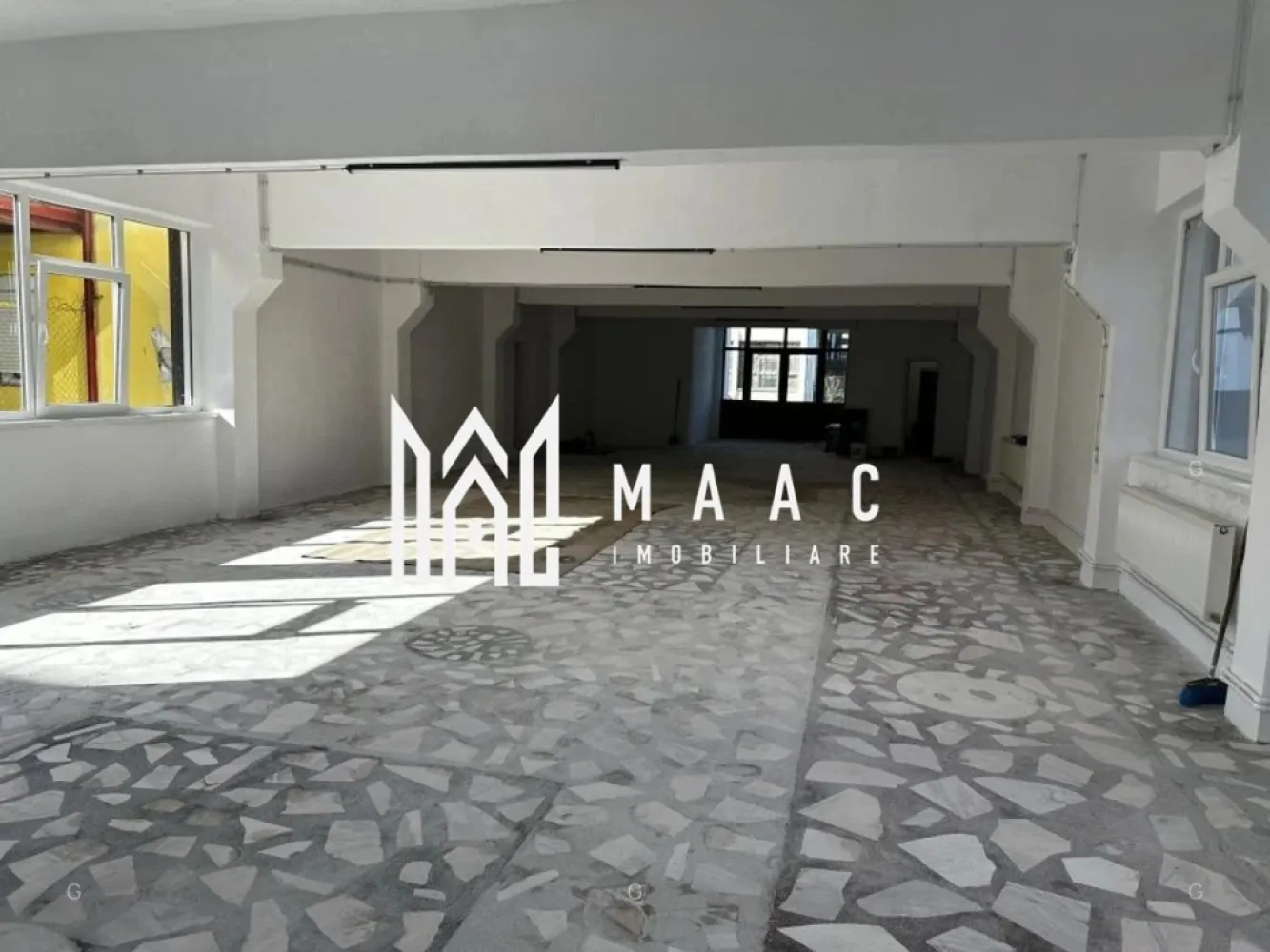 Spațiu comercial/ producție I 650 mp I Open- space I Mârșa - MAAC Imobiliare prezintă spre închiriere un spațiu comercial / hală de producție situat în localitatea Marșa, în vecinătatea Liceului Tehnologic și a stadionului — o zonă cu potențial industrial ridicat, ideală pentru activități comerciale, logistice sau de producție.

Caracteristici esențiale
- Suprafață totală: 650 mp, distribuiți pe 2 niveluri
- Parter: 310 mp open-space, etaj: 340 mp, ambele open- space, 2 grupuri sanitare 
- Intrare din ambele părți ale clădirii
- Posibilitate acces mașini de tonaj până în fața spațiului
- Spațiile se pot închiria și separat.

Dotări și utilități
- Clădire izolată
- Contorizare separată pe fiecare nivel
- Încălzire cu centrală termică individuală pe fiecare palier
- Instalații electrice noi
- Curent trifazic
- Geamuri și uși termopan
- Pardoseală pentru trafic intens
- Negatie ISU

Avantaje operaționale
- Spațiu versatil, potrivit pentru producție, depozitare, showroom sau activități comerciale
- Configurație open-space, ușor de adaptat în funcție de necesități
- Poziționare excelentă într-o zonă industrială în dezvoltare
- Acces facil pentru aprovizionare și distribuție
- Contract de închiriere pe termen lung, garanție în echivalentul unei chirii lunare.

Pentru detalii și programarea unei vizionări, contactați MAAC Imobiliare specificând ID CP2889713.